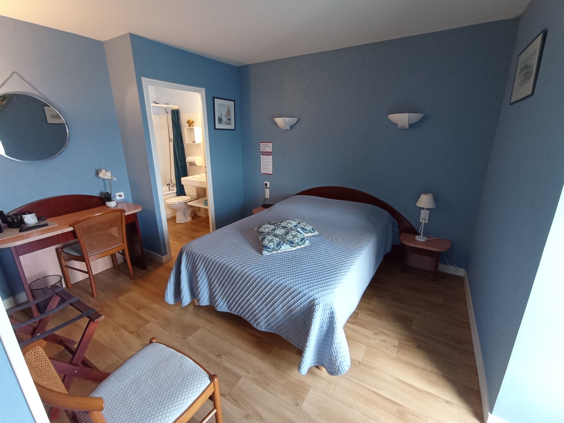 Chambre double avec tapisserie bleue