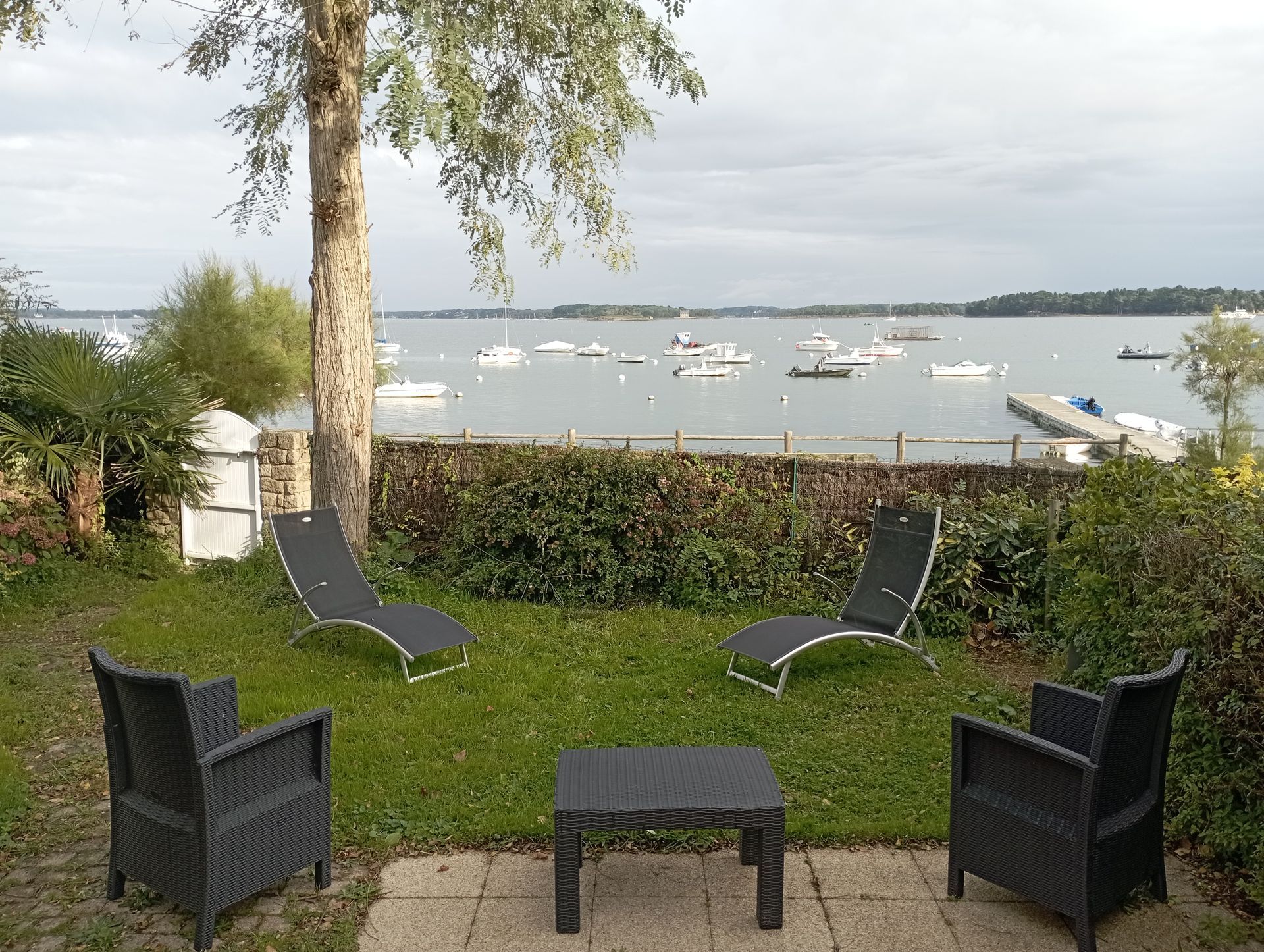 Terrasse avec chaises et bains de soleil