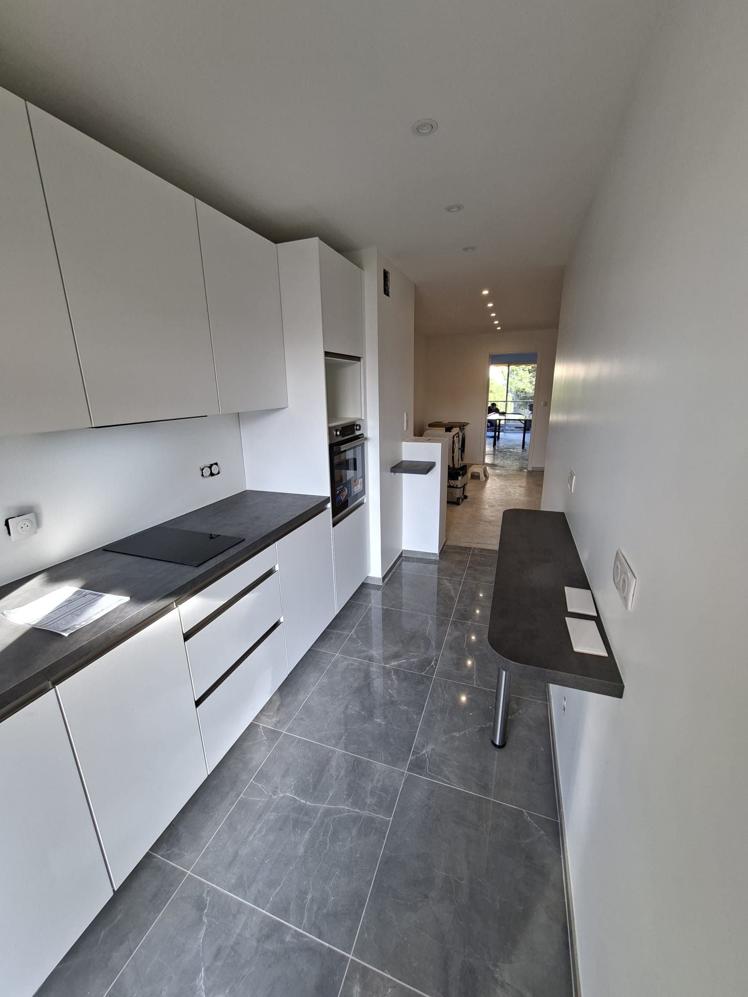 VOLETS ROULANTS : dépose soignée et évacuation volets roulants. 
VOLETS ROULANTS ÉLECTRIQUES : fourniture et pose volets roulants aluminium complet couleur faux bois ainsi que les rails aluminium,
motorisation par axe motorisé, interrupteur filaire. 
Salon, toilettes, salle de bain, cuisine, loggia, chambre motorisation  SOMFY.
Fourniture et installation d'une nouvelle toile 100 % acrylique avec sa marquise.
 Changement des galets ou roulettes sous les baies vitrées du salon et entretien ou remplacement des roulettes de la chambre.
Dépose et évacuation du tuyau de gaz apparent dans la cuisine et la hall. 
ÉLECTRICITÉ GÉNÉRALE
TABLEAU COFFRET ÉLECTRIQUE : fourniture et pose tableau électrique  rangées comprenant : protecteur différentiel haute sensibilité, disjoncteur avec prises sur le tableau.
Forfait, remplacement fils, Séparation des circuits et passage de la terre et pose nouvelle gaine encastrée pour nouveau circuit. Création de boîtes à
encastrer selon possibilités.
Fourniture et installation appareillages prises et interrupteur style Legrand  gamme mosaïque.
.Création d'une ligne pour 1 climatisation.
Fourniture et installation interrupteur volets roulants droite de chaque porte. 
Fourniture et installation de  spots LED dans le faux plafond.
.Pose des appliques.
.Fourniture et pose de prises IP dans la loggia pour les machines et frigo. 
CLIMATISATION
.Fourniture et pose Unité extérieure de pompe à chaleur air/air Altech  multisplit.
Fourniture et pose unité intérieure murale pour le salon ALTECH, unité intérieure de climatisation Altech. 
Fourniture et pose Unité intérieure murale pour la chambre, Unité intérieure de climatisation Altech.
Mise en service projet clim, raccordement évacuation naturelle ou avec pompe relevage avec bac, liaison frigorifique , tirage au vide, pose des unités, saignée rebouchage pose goulotte (pompe évacuation non comprise).
Fourniture et installation ASPEN Pompe de relevage bi-blocs Miniaqua 12 litres/heure.
Encastrement des vidanges des eaux usées des climatisations. Vidange dans la SDB et 1 pompe de relevage groupe extérieur.
CUISINE
Dépose soignée et évacuation des meubles de cuisine et électroménager,
faïence ainsi que le carrelage sol, le réfrigérateur sera placé dans le loggia.
Dépose soignée et évacuation du cadre et de la porte communicante de la cuisine avec reprise des plâtreries.
Fourniture et pose Carrelage au sol style grès cérame, plinthes assorties.
Fourniture et installation Faïence, style Biseauté Metro blanc mat sur les murs de la cuisine.
PLOMBERIE
Reprise des alimentations des eaux chaudes et froides (douche, lavabo,
toilette et cuisine).
Remise à neuf des évacuations (vidange) en PVC pour la future douche, lavabo, toilette et cuisine.
FAUX PLAFOND
Fourniture et pose faux plafond BA13 standard avec armature acier dans le
couloir pour le passage de l'électricité.
Fourniture et pose faux plafond BA13 standard avec armature acier dans la salle de bain , les toilettes et la cuisine.
SALLE DE BAIN
Dépose soignée et évacuation de la faïence et des sanitaires (baignoire en
fonte, lavabo).
Fourniture et installation receveur ONE  blanc texture ardoise.
Fourniture et installation Faïence, style Biseauté Metro blanc sur tous les murs.
Fourniture et installation Paroi de douche Domino Walk Timeless  fixe verre transparent (profilé mât de plafond en plus si nécessaire).
Fourniture et pose colonne de douche style Showerpipe Crometta. 
Fourniture et installation meuble sous vasque Alterna Domino avec tiroirs pour vasque centrée gris anthracite laqué, plan céramique Domino blanc 1 vasque centrée, pieds pour meuble noirs, poignée inox brossé , mitigeur lavabo SEVEN chromé, miroir lumineux LED rétroéclairé Alterna. 
fourniture et installation Porte-serviette Day By Day  barres fix , tablettes design Curve acier inox brossé.
Fourniture et installation sèche-serviette Kart électrique moyen.
TOILETTE
Dépose soignée et évacuation de la faïence et des sanitaires des toilettes.
Fourniture et installation Faïence, style Biseauté Metro GLOSS sur les murs hauteur.
Fourniture et installation Toilette suspendue style bâti-support autoportant DUOFIX  avec sa plaque de déclenchement double touche SIGMA blanche ainsi que le pack WC suspendu RENOVA semi-caréné abattant frein de chute.
LOGGIA
Remise à neuf des évacuations PVC du lave-linge ainsi que l’arrivée de
l'eau froide.
Dépose soignée et évacuation des étagères existantes et remise en état.
Installation du réfrigérateur-congélateur en pose libre offert.
Dépose soignée et évacuation du lave-linge et sèche-linge.
PORTES
Dépose soignée et évacuation porte salon et fourniture et pose nouvelle
porte en bois sur mesure.
Changement des poignées des portes salle de bain, des toilettes, chambre et entrée.
DÉCORATION
PLAFOND : grattage et ouverture des fissures, pose enduits appropriés
finition lisse, pose 2 couches peinture plafond mat blanc 2 couches.
MURS : dépose tapisserie avec pose enduits fins, ponçage et nettoyage. Fourniture et pose 2 couches de peinture mat blanc.
PORTES et PLACARD : fourniture et pose 2 couches de peinture bois, y compris préparation.
Le miroir du salon reste en place pendant les travaux.
MARBRE SOL
PONÇAGE SOL MARBRE  effectue un ponçage en quatre couches, à granulométrie croissante, et vous propose une finition au choix : mate, satinée, brillante.
PROTECTION ET NETTOYAGE
Déplacement de mobilier, entretien et nettoyage fréquents.
PLAFOND : dépose du plâtre du plafond de la chambre et du salon et
fourniture et pose d'un nouveau plâtre au plafond.
Doublage en BA10 des murs des toilettes et de la salle de bain suite à la démolition.
Fourniture et pose de coffre en bois pour le tableau élec
Fourniture et pose nouveau couvre-joint sur tous les cadres des portes
SOL CUISINE : Dépose de la mosaïque rose au sol, et fourniture et pose réagréage