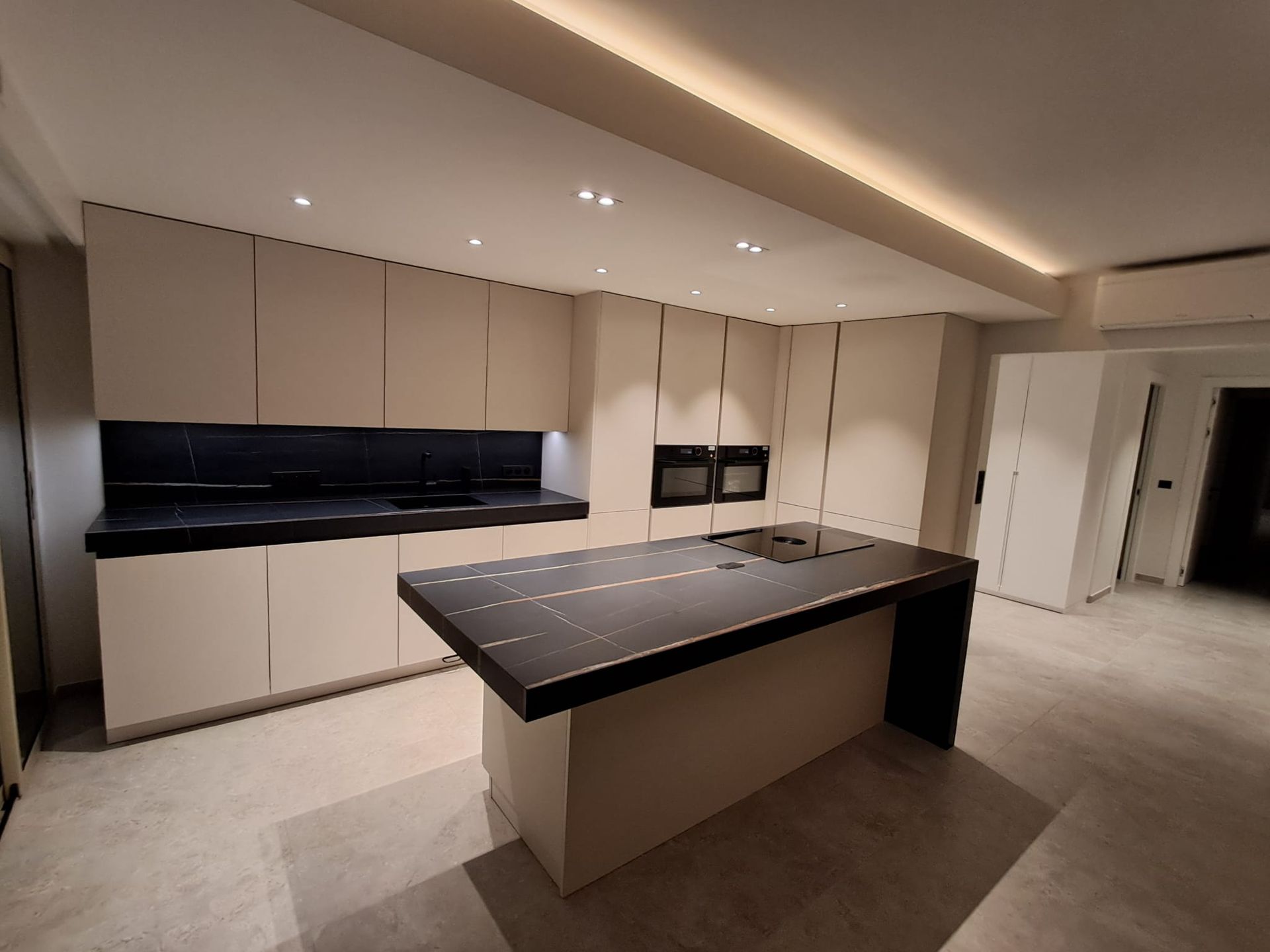 #CUISINE - Dépose soignée et évacuation des anciens meubles cuisine et électroménager, crédence, faïence, carrelage. - Coordination Fourniture et Pose Cuisine Neuve.