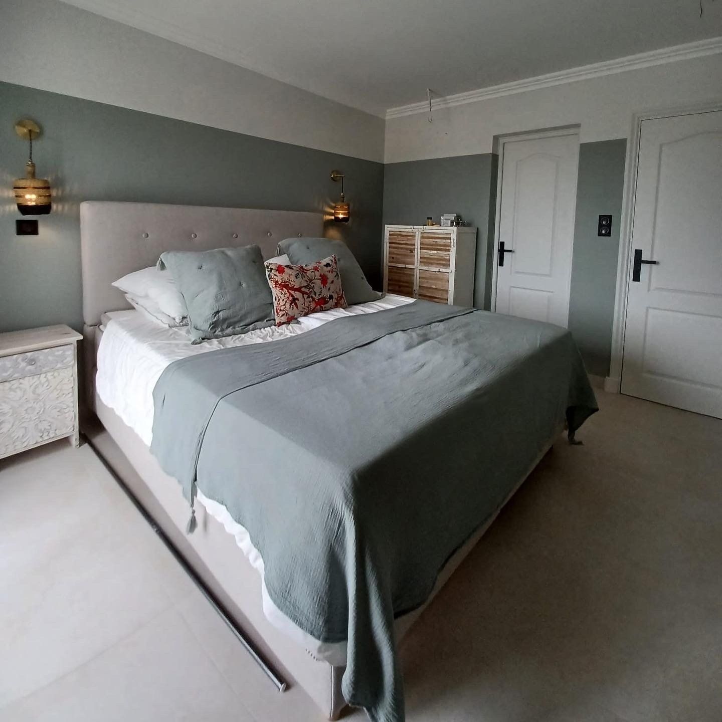 #Chambres : . Conception / réalisation . Démolition cloisons . Doublage Isolation . Lissage murs / plafonds . Peinture palette #farrowandball . Portes / Fenêtres / Volets . Carrelage Grès Cérame . Chauffage central . Climatisation . Luminaires