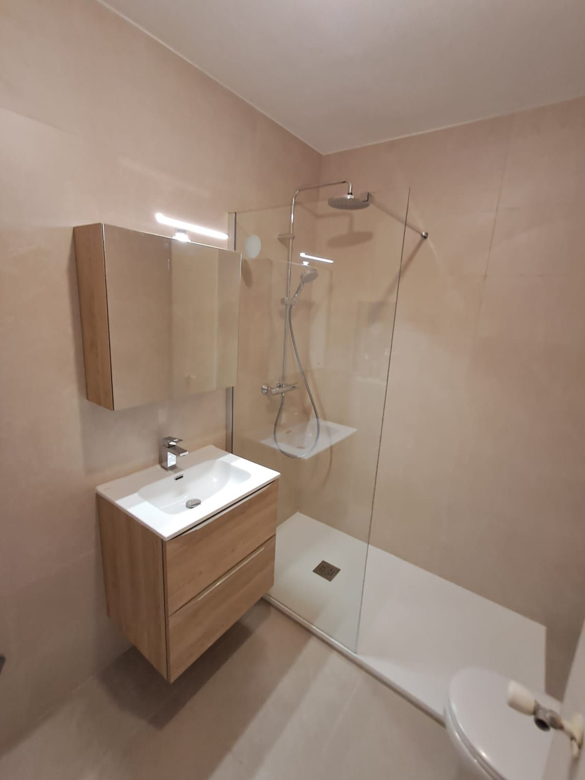 BENS DÉCO Rénovation 
Salle de bain à l’Italienne, réalisée dans le cadre d’une rénovation complète d’un appartement de standing à #Antibes #CotedAzurFrance.
- Dépose soignée et évacuation des anciens sanitaires, faïence, carrelage, cloisons
- Remise à neuf plomberie, évacuations, encastrements ( alimentations eaux chaudes/froides, évier, douche, lavabo, WC)
- Fourniture et pose de carrelage grès cérame et faïence murale. 
 -Installation d’un faux plafond, meuble en chêne avec tiroirs, vasque céramique, miroir 
- Pose paroi de douche, colonne de douche, receveur et sanitaires haut de gamme, sèche serviette programmable.
Un travail soigné et sur-mesure, pour confort et durabilité.
BENS DÉCO Rénovation étudie tous projets de rénovation, conception ou aménagement. 
#BensDeco #RénovationHabitat #RénovationGénérale #SalleDeBain #Antibes #EntrepriseRenovation06 #Peinture #Aménagement #Standing
http://www.bensdeco-peinture-renovation-06.fr/