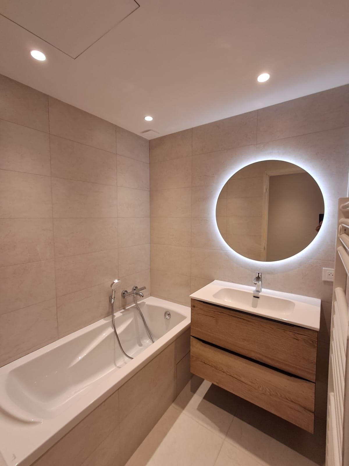 BENS DÉCO Rénovation 
Salles de bain : baignoire réalisée dans le cadre d’une rénovation complète d’un appartement de standing à #Antibes #CotedAzurFrance.
- Dépose soignée et évacuation des anciens sanitaires, faïence, carrelage, cloisons
- Remise à neuf plomberie, évacuations, encastrements ( alimentations eaux chaudes/froides, évier, douche, baignoire, lavabo, WC)
- Fourniture et pose de carrelage grès cérame et faïence murale. 
- Installation d’un faux plafond, meuble en chêne avec tiroirs, vasque céramique, miroir 
- Pose baignoire, mitigeur, et sanitaires haut de gamme, sèche serviette programmable.
Un travail soigné et sur-mesure, pour confort et durabilité.
? BENS DÉCO Rénovation étudie tous projets de rénovation, conception ou aménagement. 
#BensDeco #RénovationHabitat #RénovationGénérale #SalleDeBain #Antibes?? #EntrepriseRenovation06 #Peinture #Aménagement #Standing
http://www.bensdeco-peinture-renovation-06.fr/