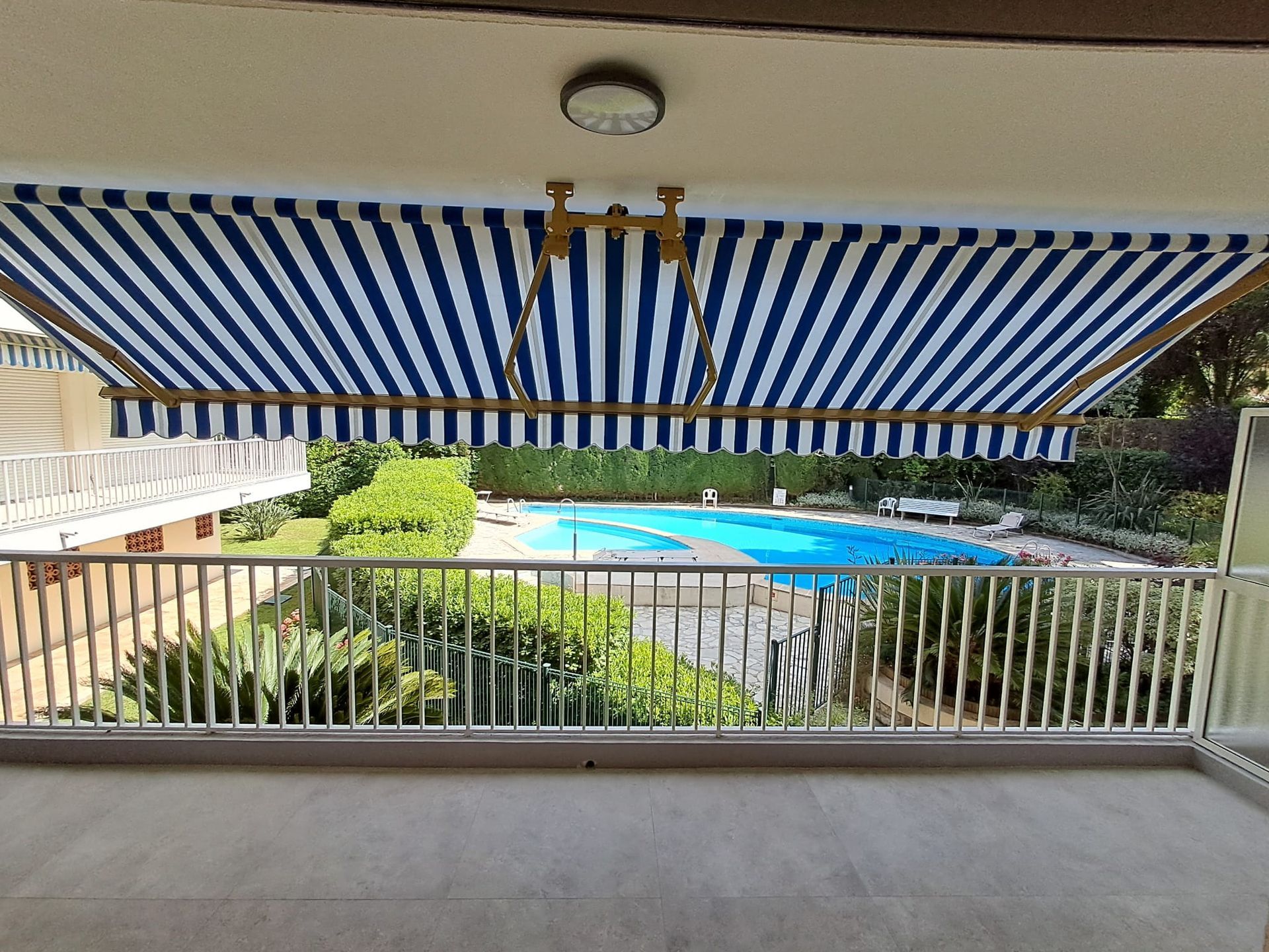 #REVÊTEMENTS - Fourniture et Pose Carrelage au sol grés cérame brossé rectifié avec plinthes assorties intérieur ; antidérapant extérieur terrasse.
#STORES ET #VOLETSROULANTS - Fourniture et installation store, moteur, télécommande et récepteur avec pose goulotte déco - Fourniture et pose volets roulants, coulisses alu, motorisation neuve.