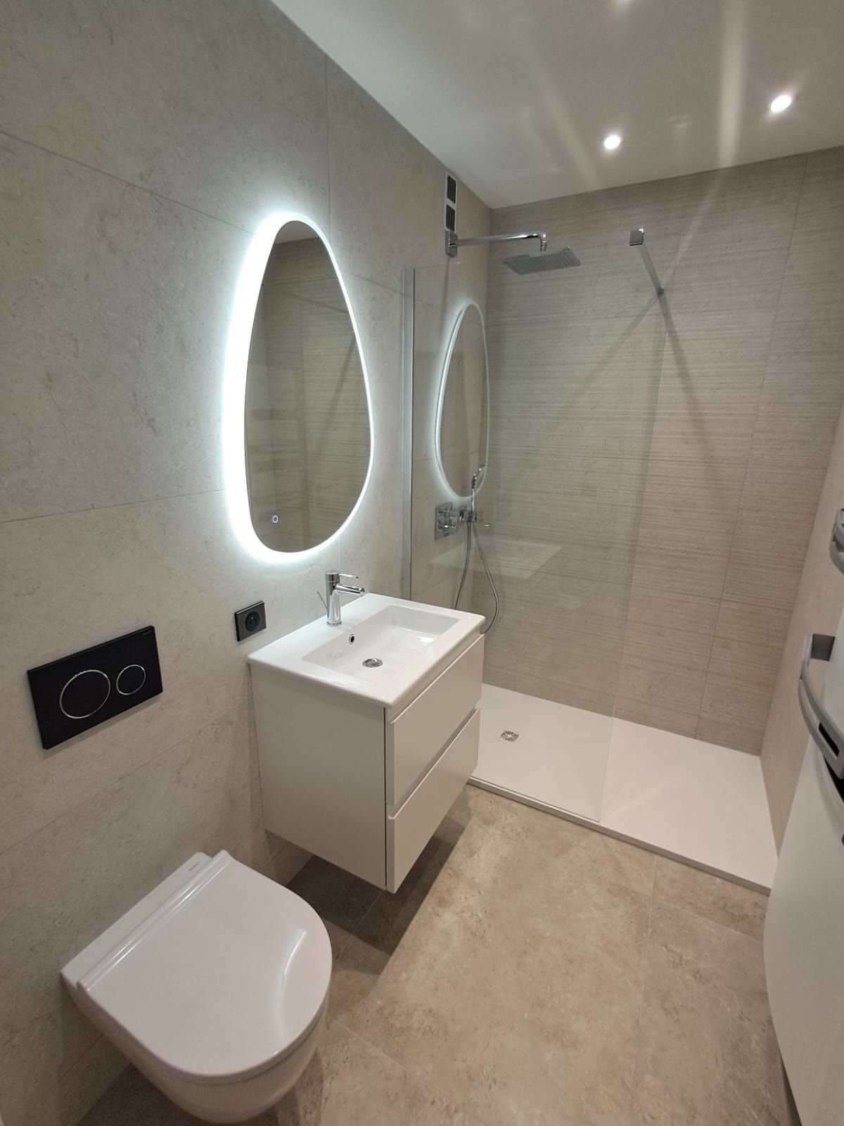 #SALLEDEBAIN #DOUCHEÀL’ITALIENNE - Fourniture et installation toilette suspendu et plaque de déclenchement - Fourniture et installation receveur, pack douche à encastrer, mitigeur thermostatique - Fourniture et pose faïence murs 120x60 - Fourniture et installation Paroi de douche verre transparent, meuble sous-vasque laqué, tiroirs finition blanc satiné poignée intégrée avec plan vasque céramique et mitigeur monocommande, miroir Led, sèches serviettes design. - VMC Naturelle fourniture et pose grille.