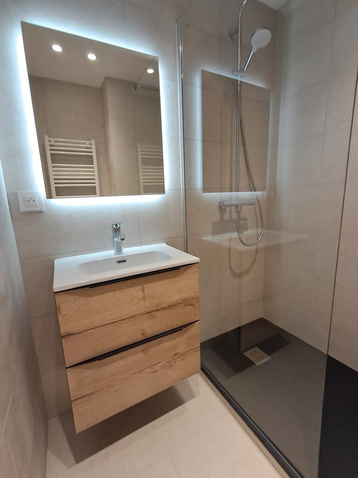 BENS DÉCO Rénovation 
Salle de bain à l’Italienne, réalisée dans le cadre d’une rénovation complète d’un appartement de standing à #Antibes #CotedAzurFrance.
- Dépose soignée et évacuation des anciens sanitaires, faïence, carrelage, cloisons
- Remise à neuf plomberie, évacuations, encastrements ( alimentations eaux chaudes/froides, évier, douche, lavabo, WC)
- Fourniture et pose de carrelage grès cérame et faïence murale. 
 -Installation d’un faux plafond, meuble en chêne avec tiroirs, vasque céramique, miroir 
- Pose paroi de douche, colonne de douche, receveur et sanitaires haut de gamme, sèche serviette programmable.
Un travail soigné et sur-mesure, pour confort et durabilité.
BENS DÉCO Rénovation étudie tous projets de rénovation, conception ou aménagement. 
#BensDeco #RénovationHabitat #RénovationGénérale #SalleDeBain #Antibes?? #EntrepriseRenovation06 #Peinture #Aménagement #Standing
http://www.bensdeco-peinture-renovation-06.fr/