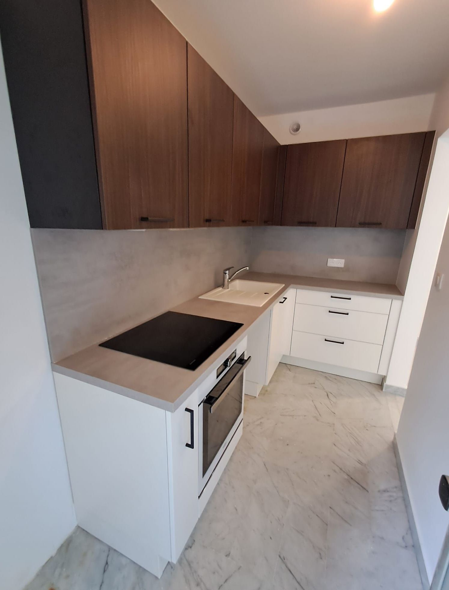 chantier BENS DÉCO Rénovation 
Cuisine simple et fonctionnelle réalisée dans le cadre d’une rénovation complète d’un appartement à #antibesjuanlespins #CotedAzurFrance.
Dépose soignée et évacuation ancien
Fourniture et installation neuf
BENS DÉCO Rénovation étudie tous projets de rénovation, conception ou aménagement. 
#BensDeco #RénovationHabitat #RénovationGénérale #cuisine #Antibes #EntrepriseRenovation06 #Peinture #Aménagement #Standing
http://www.bensdeco-peinture-renovation-06.fr/