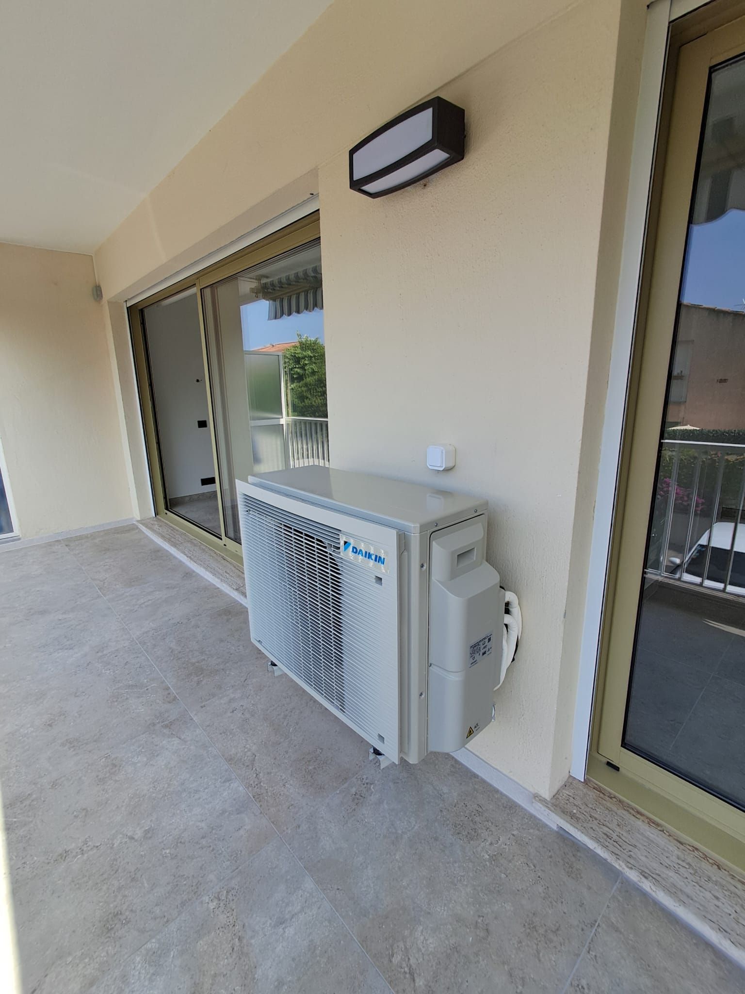 #CLIMATISATION - Fourniture et pose unité intérieure et extérieure multisplit - Mise en service projet clim, raccordement, saignées, rebouchage, pose goulotte.