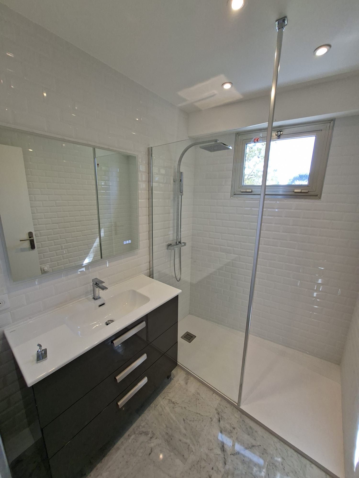 Actu Chantiers Bens Déco RÉNOVATION 2026
Rénovation complète d’un appartement Cap d’Antibes 
#Électricité refaite avec mise aux normes
#Volets roulants motorisés
#Climatisation installée
#Salledebain style « métropolitain » entièrement conçue
#Cuisine rénovée
#Peinture complète murs & plafonds
#Fauxplafonds avec spots LED
#Carrelage Sol en marbre rénové (ponçage complet)
 Résultat : un appartement transformé, moderne et prêt à vivre !
Cap d’Antibes
Vous avez un #projetderénovation  ? Contactez-nous 
https://www.bensdeco-peinture-renovation-06.fr/contact
#renovation #antibes #capdantibes #travaux #artisan #climatisation #electricite #salledebain #bensdeco