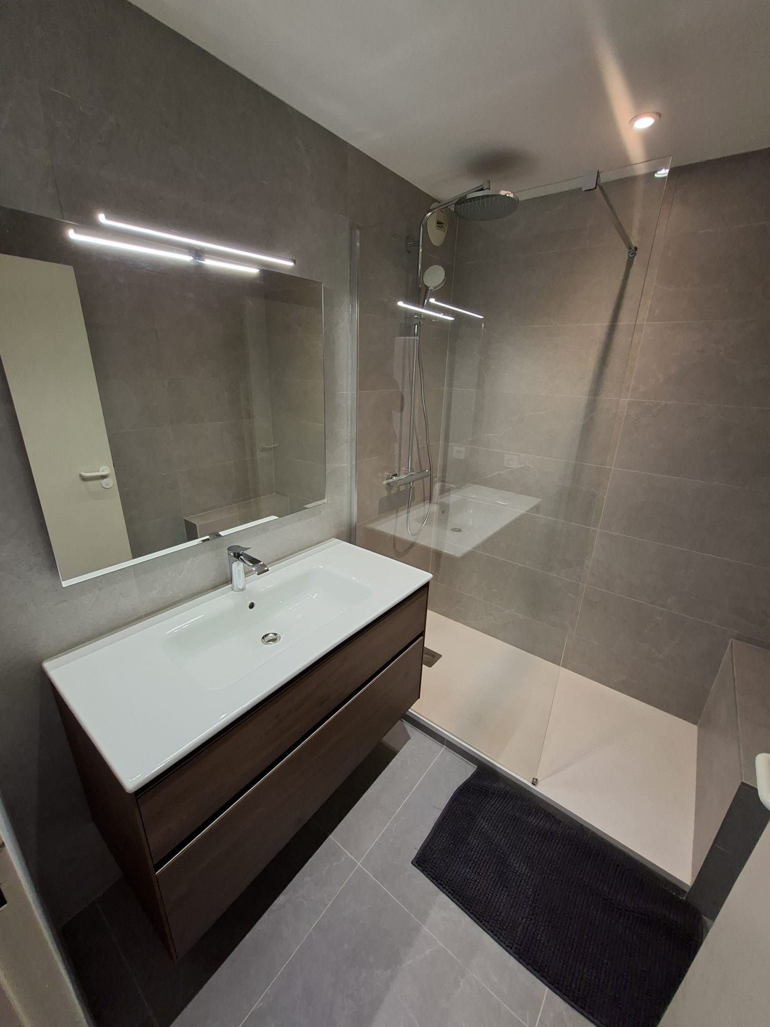 Nouvelle réalisation signée BENS DÉCO à Antibes 
Nous avons transformé entièrement cette salle de bain avec :
#douche moderne grand format
#carrelage style Art Déco élégant
#éclairage LED intégré
#meuble vasque design
En complément : installation d’une #climatisation multi-split pour un confort optimal dans toute la maison !
Résultat : un espace moderne, pratique et confortable
Antibes
Vous avez un projet ? Contactez-nous : https://www.bensdeco-peinture-renovation-06.fr/contact
#renovation #salledebain #climatisation #antibes #artisan #bensdeco