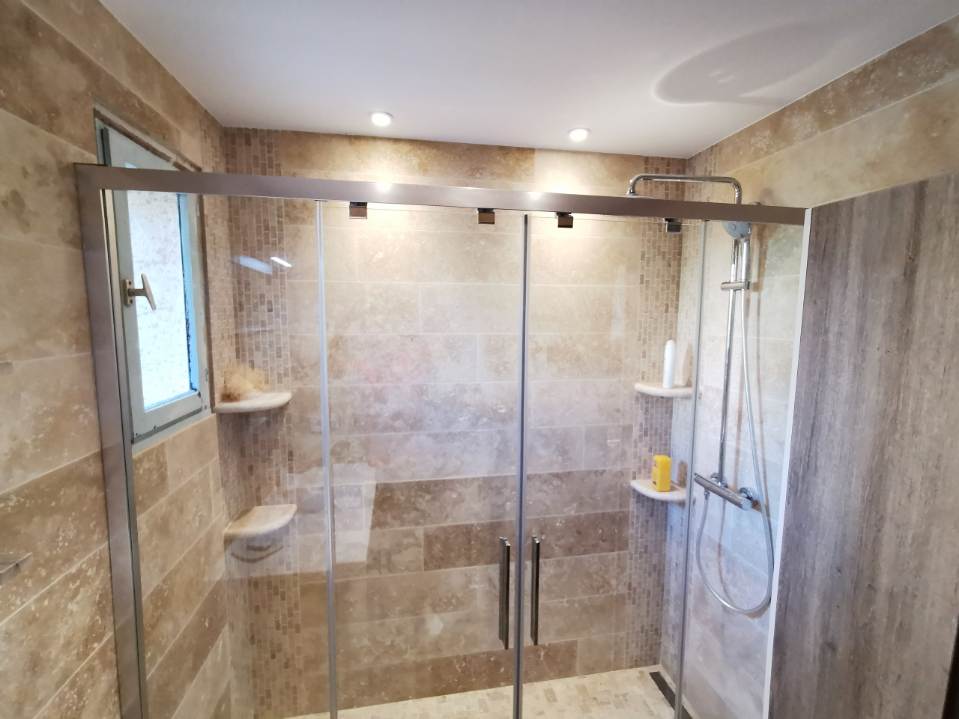 SALLE DE BAINS 
Dépose soignée et évacuation de la faïence et sanitaire de la salle de bain ainsi que la chape
Fourniture et pose chape mortier
Encastrement et reprise des alimentations eaux chaudes et froides de la futur douche, lavabo, toilette ML ainsi que les vidanges PVC
Fourniture et installation Receveur DAILLY'O  Blanc Ardoise avec bonde Slim
Fourniture et installation Paroi de douche fixe SERENITY  chrome
Fourniture et installation Meuble de salle de bain sous vasque Alterna PRIMEO Blanc/Bois, avec vasque céramique, mitigeur et miroir et spot
Fourniture et installation Pack WC Alterna Verseau sans bride avec abattant frein de chute
Fourniture et installation Carrelage au sol style grés cérame
Fourniture et installation Faïence sur les murs de la SDB style Faïence 
Fourniture et installation Faux plafond BA13 standard avec armature acier avec spots led dans la SDB
BENS DÉCO 970 chemin de fontmerle, L'estagnol pervenche c, 06600 ANTIBES, France  Téléphone : 0625806760 e-mail : jerome.bens@wanadoo.fr  SIRET : 48175006500023