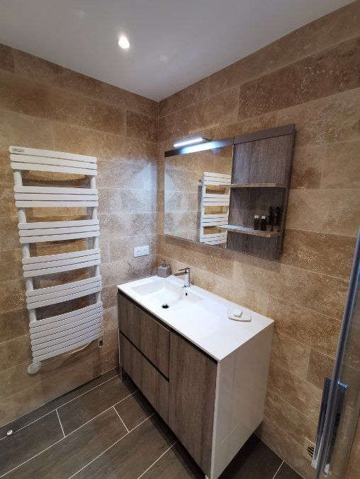 SALLE DE BAINS 
Dépose soignée et évacuation de la faïence et sanitaire de la salle de bain ainsi que la chape
Fourniture et pose chape mortier
Encastrement et reprise des alimentations eaux chaudes et froides de la futur douche, lavabo, toilette ML ainsi que les vidanges PVC
Fourniture et installation Receveur DAILLY'O  Blanc Ardoise avec bonde Slim
Fourniture et installation Paroi de douche fixe SERENITY  chrome
Fourniture et installation Meuble de salle de bain sous vasque Alterna PRIMEO Blanc/Bois, avec vasque céramique, mitigeur et miroir et spot
Fourniture et installation Pack WC Alterna Verseau sans bride avec abattant frein de chute
Fourniture et installation Carrelage au sol style grés cérame
Fourniture et installation Faïence sur les murs de la SDB style Faïence 
Fourniture et installation Faux plafond BA13 standard avec armature acier avec spots led dans la SDB
BENS DÉCO 970 chemin de fontmerle, L'estagnol pervenche c, 06600 ANTIBES, France  Téléphone : 0625806760 e-mail : jerome.bens@wanadoo.fr  SIRET : 48175006500023