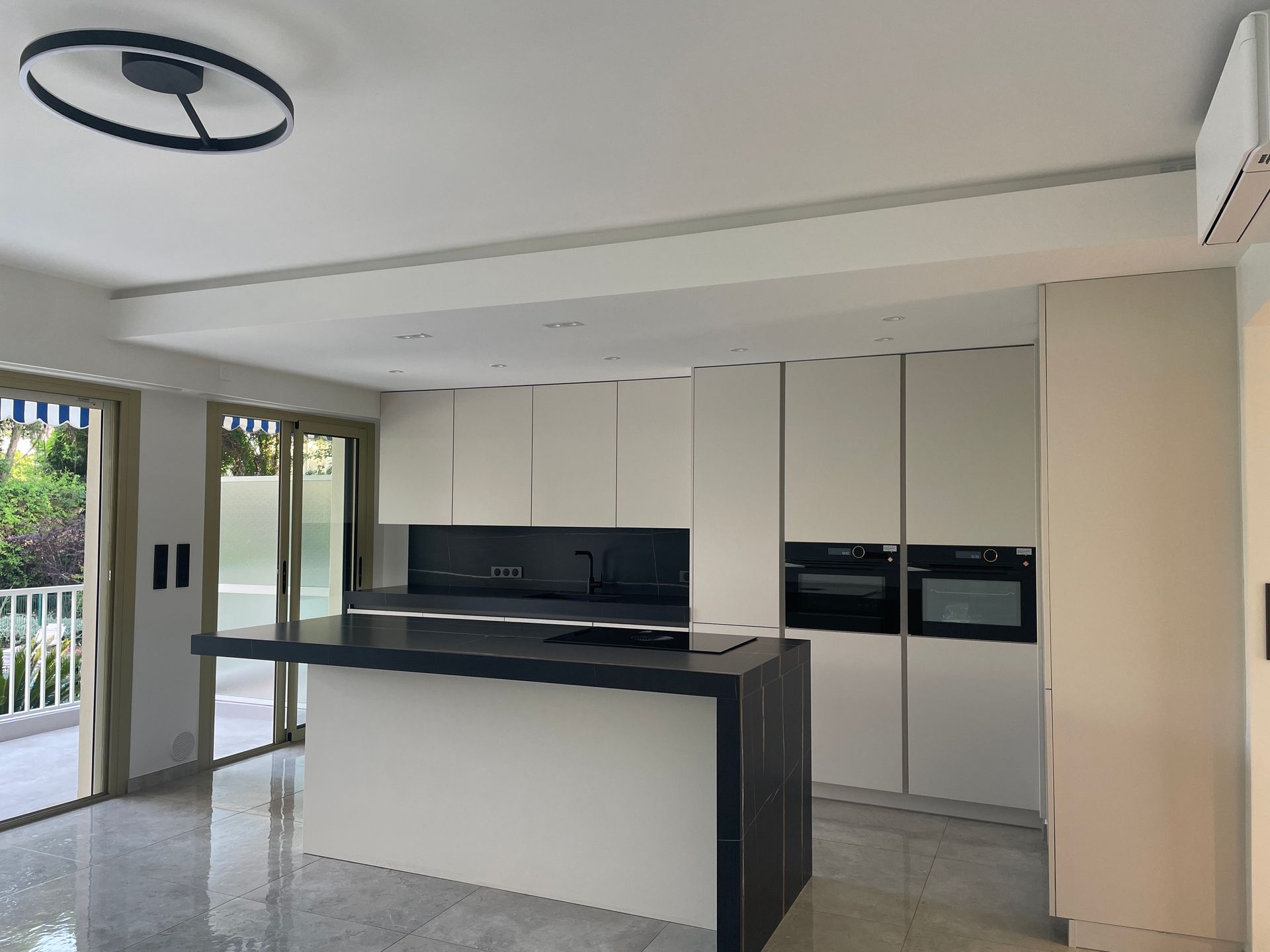 #CUISINE - Dépose soignée et évacuation des anciens meubles cuisine et électroménager, crédence, faïence, carrelage. - Coordination Fourniture et Pose Cuisine Neuve.
#MAÇONNERIE - Installation de faux plafonds intérieurs - Création des murs de séparation avec isolant thermique phonique - Pose Ragréage lissant sol.
#REVÊTEMENTS - Fourniture et Pose Carrelage au sol grés cérame brossé rectifié avec plinthes assorties intérieur ; antidérapant extérieur terrasse.