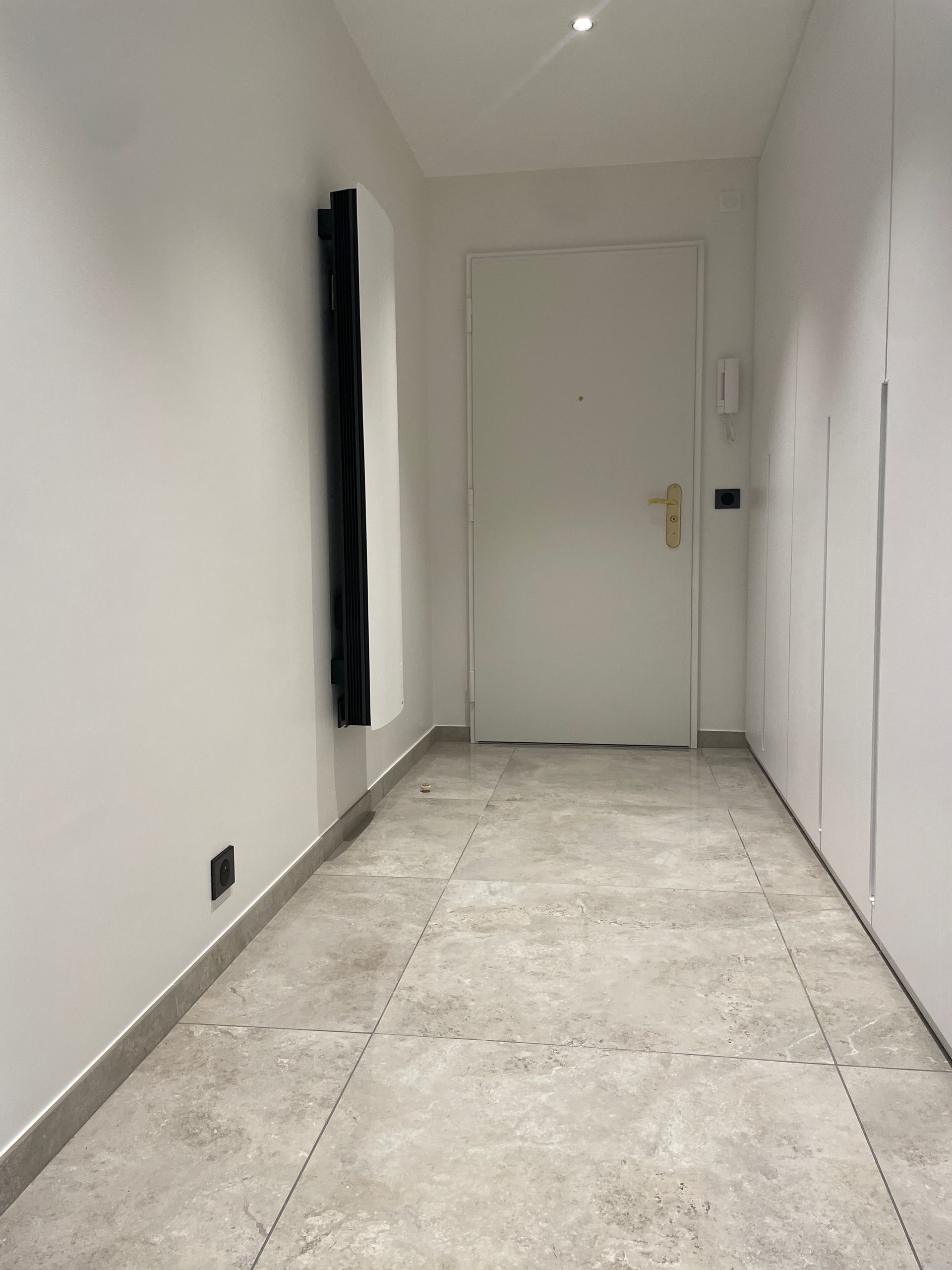 #PEINTURES INTÉRIEURES - PLAFONDS, MURS: Grattage et ouverture des fissures, pose enduit lisse, ponçage et nettoyage, pose impression et couches peinture acrylique.
#MENUISERIES - Habillage tableaux en maçonnerie - Fourniture et installation portes, poignées.