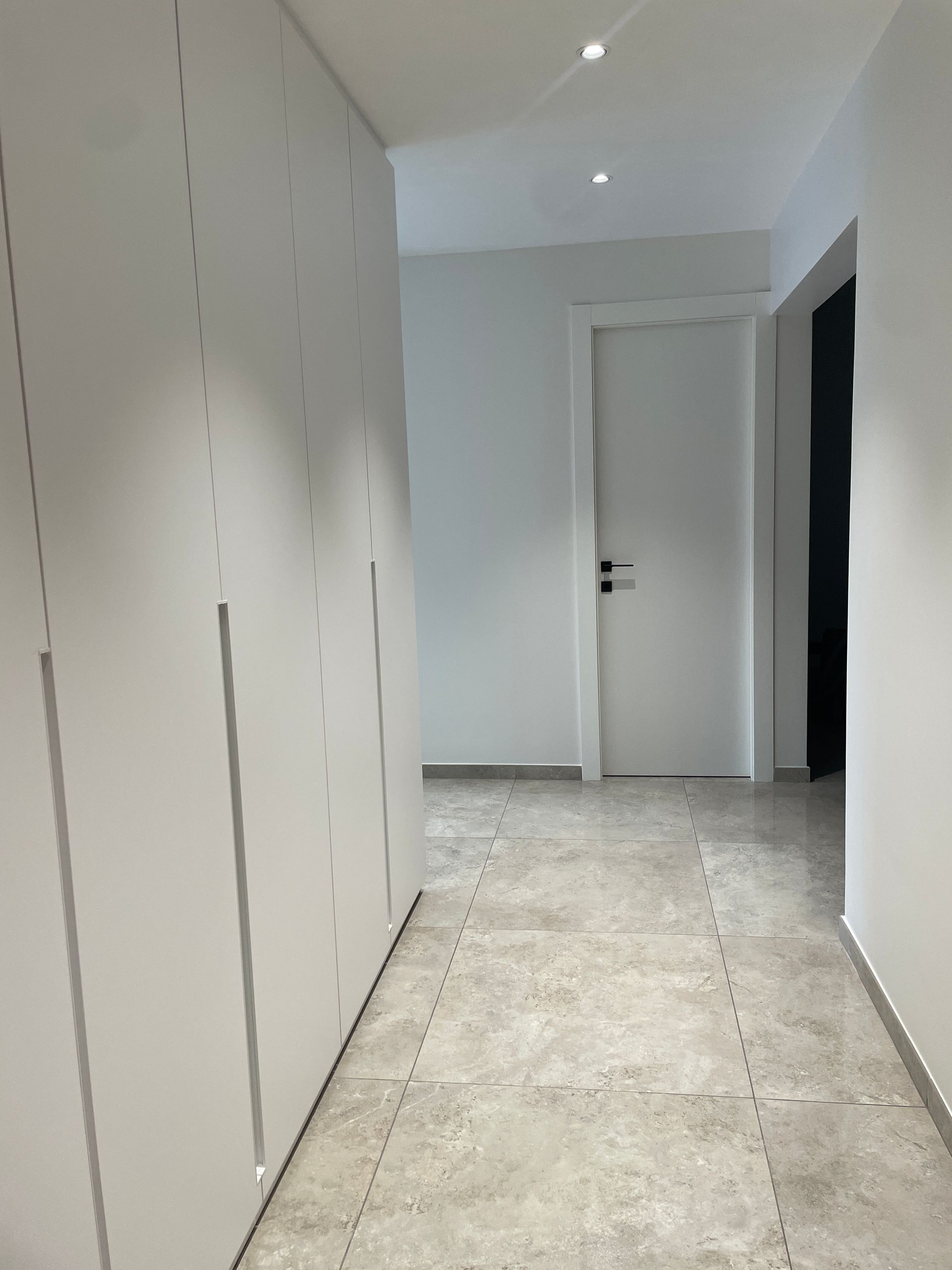 #PEINTURES INTÉRIEURES - PLAFONDS, MURS: Grattage et ouverture des fissures, pose enduit lisse, ponçage et nettoyage, pose impression et couches peinture acrylique.