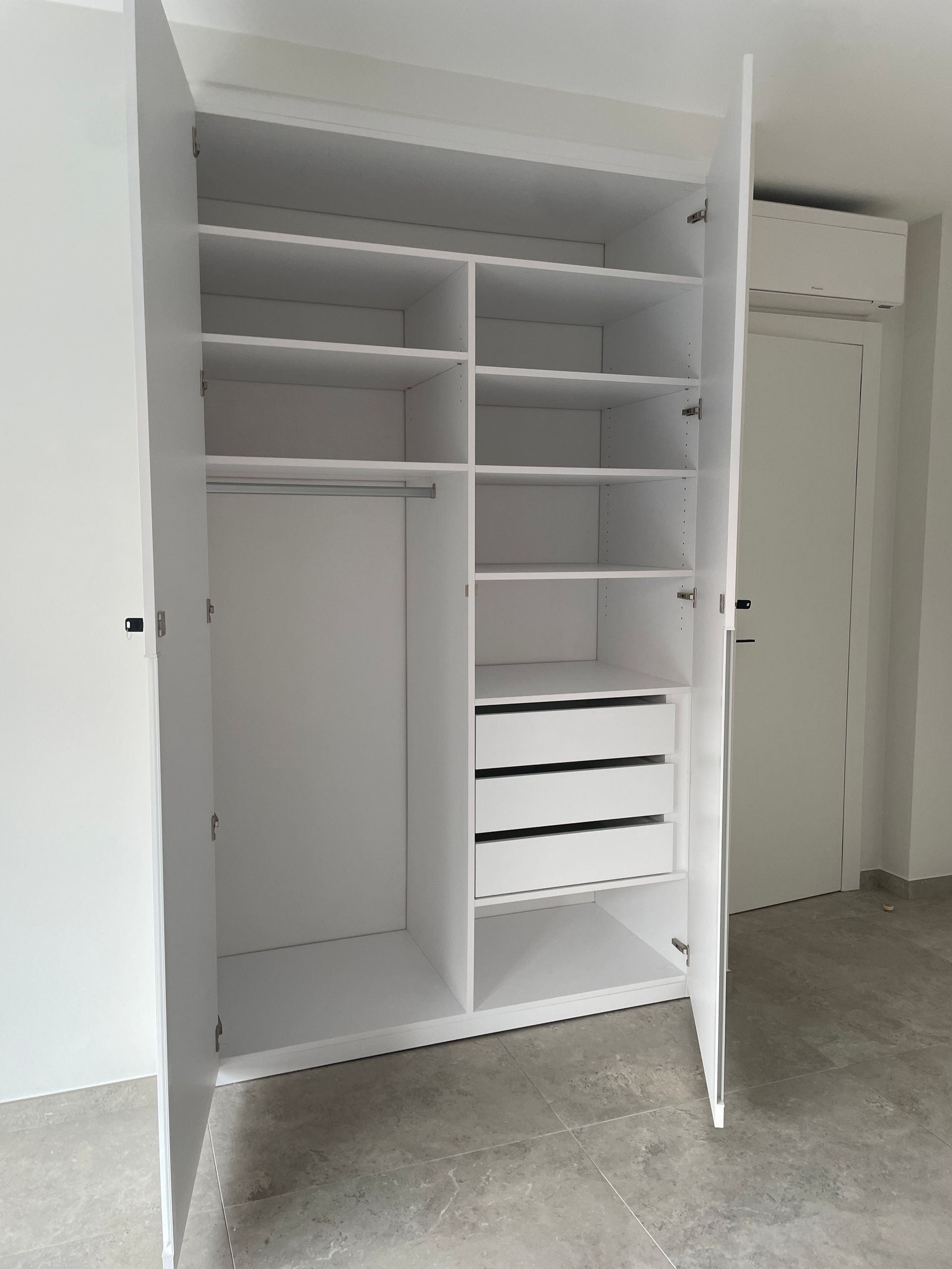 #MENUISERIES - Habillage tableaux en maçonnerie - Fourniture et installation portes, poignées.