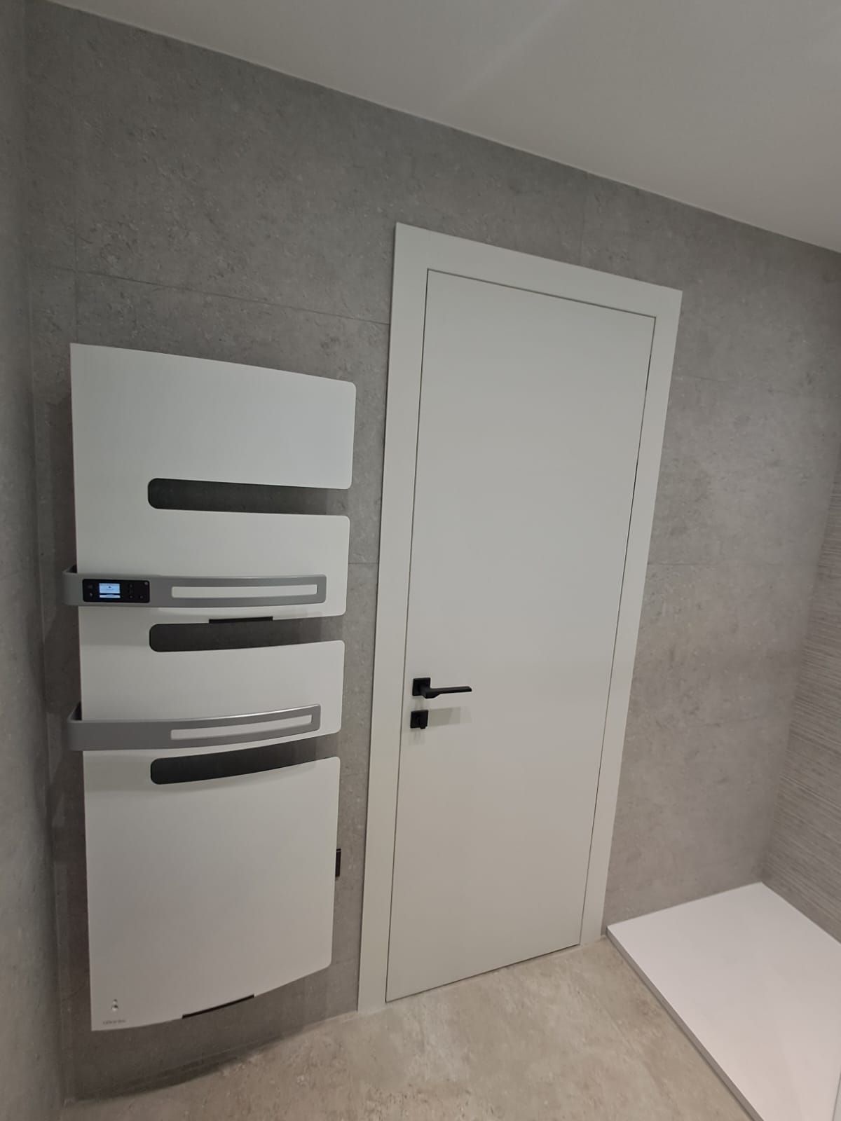 #SALLEDEBAIN #DOUCHEÀL’ITALIENNE - Fourniture et installation toilette suspendu et plaque de déclenchement - Fourniture et installation receveur, pack douche à encastrer, mitigeur thermostatique - Fourniture et pose faïence murs 120x60 - Fourniture et installation Paroi de douche verre transparent, meuble sous-vasque laqué, tiroirs finition blanc satiné poignée intégrée avec plan vasque céramique et mitigeur monocommande, miroir Led, sèches serviettes design. - VMC Naturelle fourniture et pose grille.