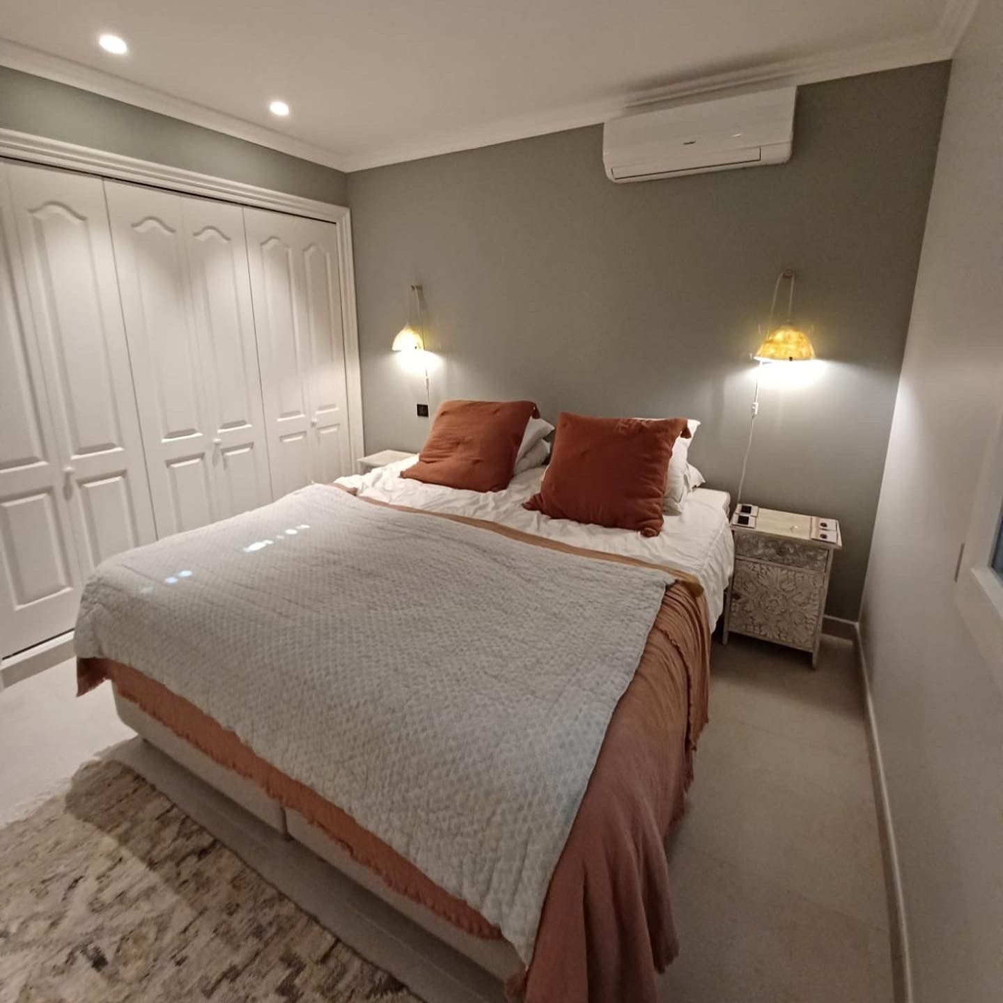 PEINTURE INTÉRIEUR 
Dépose soignée des tapisseries murales de la maison villa
Plafond Grattage et ouverture des fissures ; Pose enduits finition lisse, peinture plafond
Murs Grattage des fissures pose enduit ,finition déco, peinture velouté
couches de peinture couleur contemporain bens déco Antibes