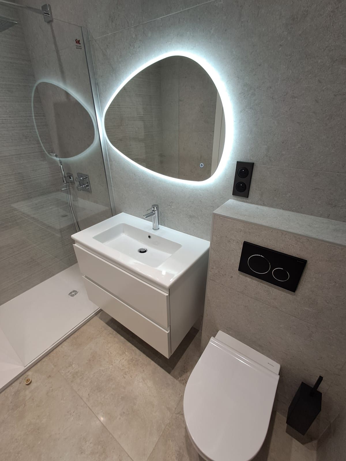 #SALLEDEBAIN #DOUCHEÀL’ITALIENNE - Fourniture et installation toilette suspendu et plaque de déclenchement - Fourniture et installation receveur, pack douche à encastrer, mitigeur thermostatique - Fourniture et pose faïence murs 120x60 - Fourniture et installation Paroi de douche verre transparent, meuble sous-vasque laqué, tiroirs finition blanc satiné poignée intégrée avec plan vasque céramique et mitigeur monocommande, miroir Led, sèches serviettes design. - VMC Naturelle fourniture et pose grille.