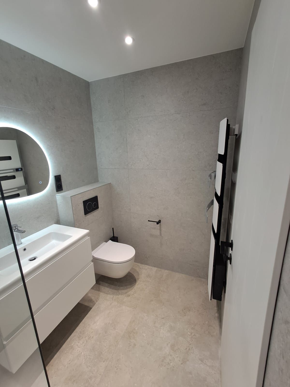 #SALLEDEBAIN #DOUCHEÀL’ITALIENNE - Fourniture et installation toilette suspendu et plaque de déclenchement - Fourniture et installation receveur, pack douche à encastrer, mitigeur thermostatique - Fourniture et pose faïence murs 120x60 - Fourniture et installation Paroi de douche verre transparent, meuble sous-vasque laqué, tiroirs finition blanc satiné poignée intégrée avec plan vasque céramique et mitigeur monocommande, miroir Led, sèches serviettes design. - VMC Naturelle fourniture et pose grille.