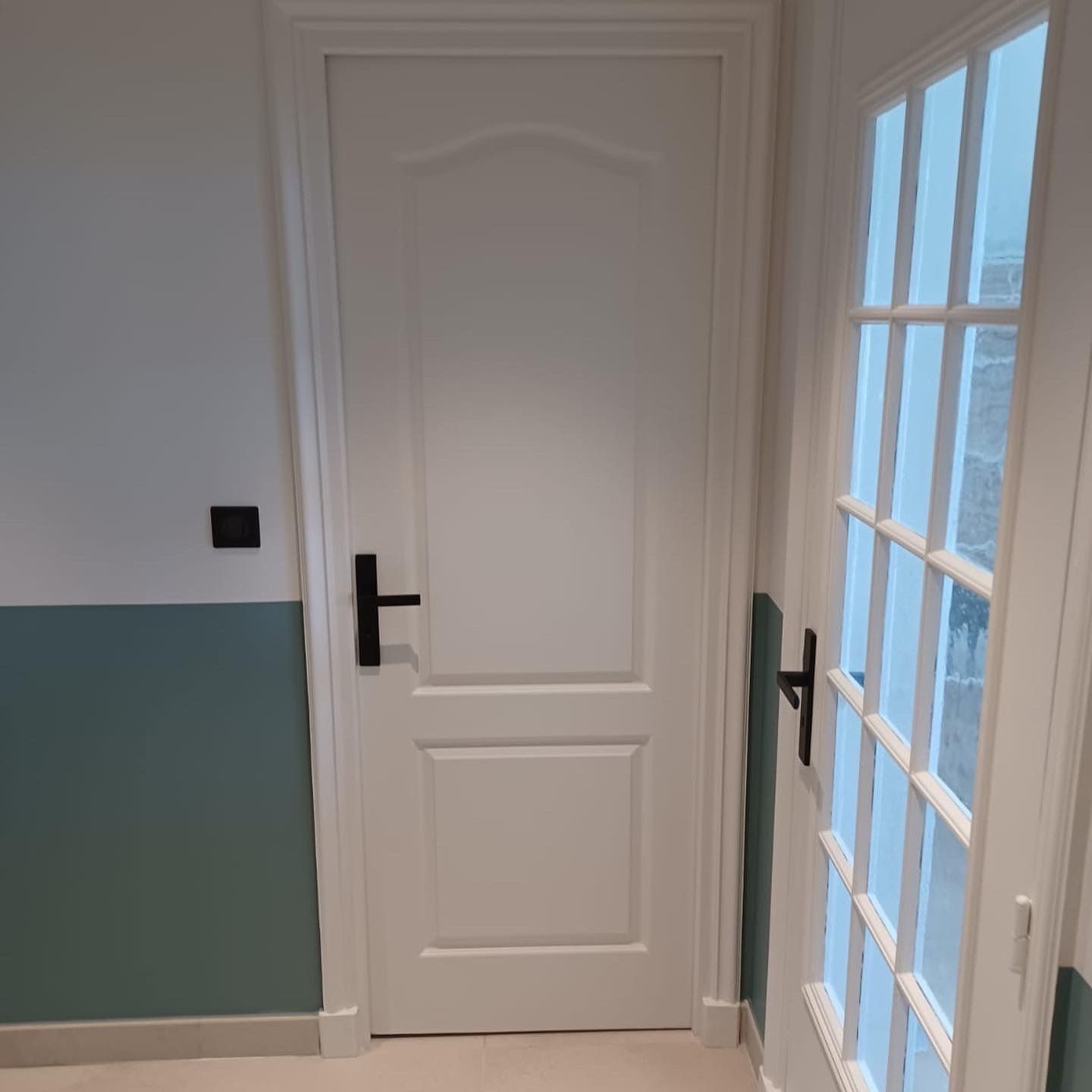 Rénovation Portes Fenêtres Maison Appartement Antibes Côte d'Azur French Riviera Alpes Maritimes
Rénovation Intérieure
ANTIBES
France
 CUISINE 
Dépose soignée et évacuation des meubles cuisine et électroménager, FaÏence ainsi que le carrelage sol
Reprise des alimentations des eaux chaudes et froides à neuf en multi- couches avec installation de clarinette répartition. Pose nouvelle vidange encastrée PVC.
Fourniture et installation carrelage sol style grès cérame 60x60
Fourniture et installation Faux plafond BA13 standard avec armature acier avec spots led
Fourniture et installation nouvelle cuisine avec meubles blanc de 60L, 3 meubles haut 60L avec 1 évier avec son robinet , 1 plan de travail couleur chêne et une hotte
SALLE DE BAINS Dépose soignée et évacuation de la faïence et sanitaire de la salle de bain ainsi que la chape
Fourniture et pose chape mortier
Encastrement et reprise des alimentations eaux chaudes et froides de la futur douche, lavabo, toilette ML ainsi que les vidanges PVC
 Fourniture et installation Receveur DAILLY'O 150x70 Blanc Ardoise avec bonde Slim
Fourniture et installation Paroi de douche fixe SERENITY chrome
Fourniture et installation Meuble de salle de bain sous vasque Alterna PRIMEO 60 cm Blanc/Bois, avec vasque céramique, mitigeur et miroir et spot
Fourniture et installation Pack WC Alterna Verseau sans bride avec abattant frein de chute
Fourniture et installation Carrelage au sol style grés cérame 
Fourniture et installation Faïence sur les murs de la SDB style Faïence € 
BENS DÉCO — 970 chemin de fontmerle, L'estagnol pervenche c, 06600 ANTIBES, France — Téléphone : 0625806760 Page 1 / 3 e-mail : jerome.bens@wanadoo.fr 
Fourniture et installation Faux plafond BA13 standard avec armature acier avec spots led dans la SDB
 CLIMATISATION 
Fourniture et installation Unité mural Multi-fonction Inverter 3K dans pièce principal puissance. Télécommande inclus. Vidange naturel.
Fourniture et pose Unité extérieur unité gamme performance. Vidange selon accès.
Mise en service projet clim, saignée, goulotte décorative
 ÉLECTRICITÉ GÉNÉRAL:
Mise en sécurité de l'installation électrique. Remplacement des anciens fils si
4 nécessaire avec passage de la terre selon possibilité et remplacement des
interrupteurs et prises de courants. Installation de nouvelle boites encastrées ainsi que les Gaines
Fourniture et pose nouveau tableau disjoncteur A Inter diff DX3-ID - vis/auto - 2P - 230V~ - 63A - type AC - 30mA
Forfait, Remplacement Fils, Séparation des circuits et passage de la terre et pose nouvelle gaine pour nouveau circuit dans l'appartement ainsi que scellement nouvelle boite encastré. Passage dans faux plafond Selon possibilité
Fourniture installation prise de courant Mosaïque Legrand Fourniture et installation simple ou double style Legrand Mosaïque Fourniture et installation prise TV
Alimentation de volet roulant
Fourniture et pose Faux plafond BA13 standard avec armature acier avec spots led dans la chambre et couloir
FAUX-PLAFOND 
 PEINTURE INTÉRIEUR 
Plafond: Grattage et ouverture des fissures, pose enduits appropriés finition lisse, peinture plafond mat blanc
Murs: Grattage des crépis pose enduit lourd et finition lise avec 2 couches de peinture Velouté Blanc
Portes et Radiateur: Pose 2 couches de peinture couleur à l'identique y compris préparation
                       