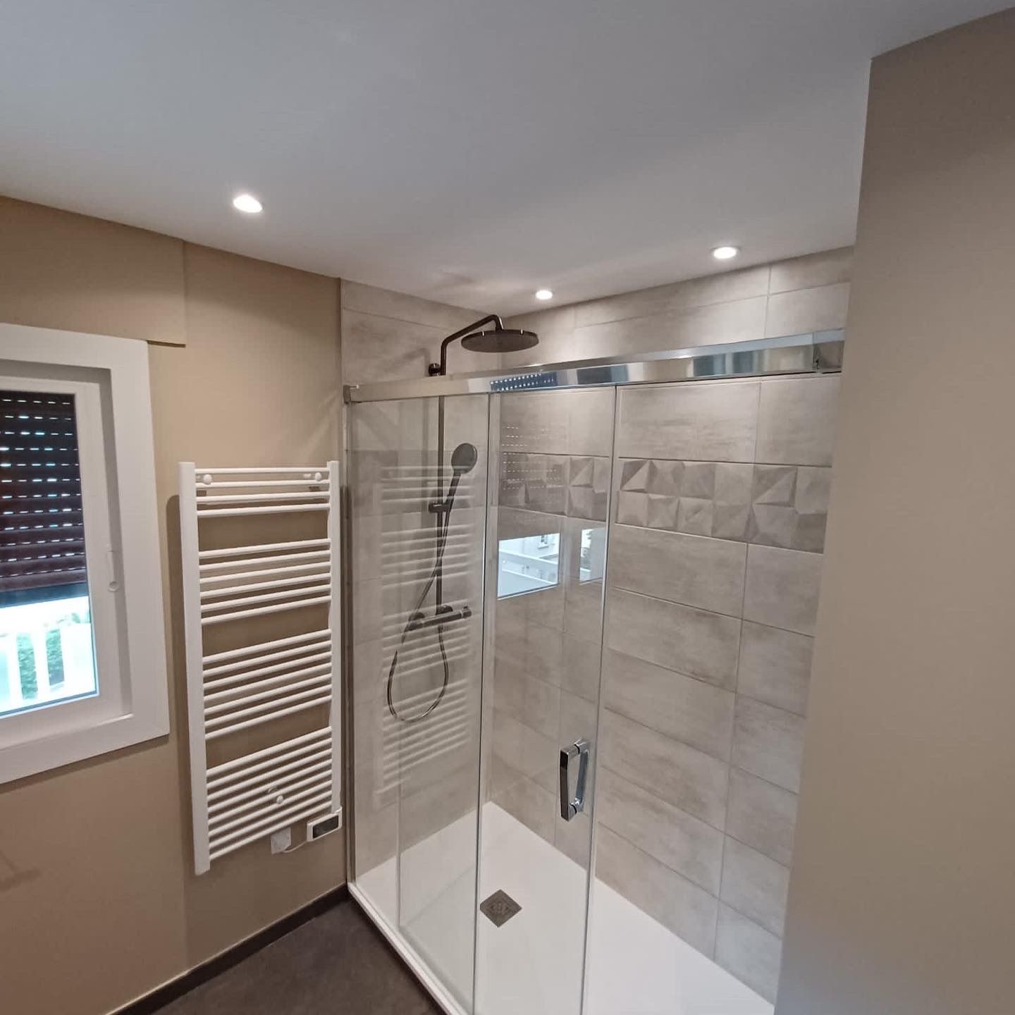 MAÇONNERIE 
Dépose soignée et évacuation des meubles CUISINE et OFFICE placards et électroménager cumulus ainsi que la chape carrelage
Dépose soignée et évacuation cloison parpaing ou brique de la chambre ainsi que les portes cadres et  placard
Fourniture et pose porte plane chambre
Dépose soignée et évacuation des sanitaires et faience de la SALLE DE BAIN ainsi que la chape
Dépose soignée et évacuation de la faïence et sanitaire de la SALLE DE DOUCHE ainsi que la chape
Dépose soignée et évacuation de la faïence et sanitaire du TOILETTE ainsi que la chape, et le placard technique attenant
Fourniture et pose CHAPE et carrelage au choix SOL CUISINE, OFFICE, TOILETTE, SDD, SDB
Fourniture et pose carrelage au sol  CHAMBRE 
PONÇAGE SOL MARBRE ENTRÉE, SÉJOUR, CHAMBRE effectue un ponçage en quatre couches, à granulométrie croissante , et vous propose une finition au choix : mate, satinée, brillante.
PLOMBERIE
 Fourniture et installation chauffe-eau électrique Plus stéatite vertical mural style ATLANTIC avec son groupe de sécurité et siphon
Fourniture et installation clarinette de répartition des eaux chaudes et froides à côté du cumulus
Fourniture et installation des alimentations eaux chaudes et froides de la cuisine et des salles de bains dans les faux plafonds ou le sol 
Fourniture et installation des vidanges des salles de bains et cuisine
Dépose et repose radiateurs
SALLE DE BAIN 
Fourniture et installation Baignoire rectangulaire En acrylique à poser ou à encastrer. Avec plage de robinetterie sur gorge. Epaisseur de plaque. Traitement de la surface externe par fibre de verre. Fond et bord renforcés.Receveur pleine masse à coller. Bonde inclue
Fourniture et installation Mitigeur bain-douche JOY chrome avec ensemble de douche + douchette Raindance 3 jet, flexible ISIFLEX et support de douchette
Fourniture et installation Toilette suspendu style Bâti-support autoportant DUOFIX avec csa plaque de déclenchement double touche SIGMA Blanche ainsi que le Pack WC suspendu RENOVA semi-caréné abattant frein de chute
Fourniture et installation meuble Lavabo style DELPHA origine chênes scie clair 3 tiroirs avec vasque céramique blanc brillant, pied carré, Siphon, Mitigeur REBRIS CoolStart, Miroir rond Oslo 
Fourniture et pose Faïences murales style au choix Remise en forme du faux plafond BA13
SALLE DE DOUCHE 
Fourniture et installation Receveur DAILLY'O Blanc Ardoise avec bonde Slim
Fourniture et installation colonne de douche style Showerpipe Crometta 
Fourniture et installation Meuble de salle de bain sous vasque Alterna PRIMEO  Blanc/Bois, avec vasque céramique, mitigeur et miroir et spot
Fourniture et pose Faïences murales style au choix Remise en forme du faux plafond BA13
TOILETTE ENTRÉE 
Fourniture et installation Meuble de salle de bain sous vasque Alterna PRIMEO  Blanc/Bois, avec vasque céramique, mitigeur et miroir et spot
Fourniture et installation Toilette suspendu style Bâti-support autoportant DUOFIX  avec sa plaque de déclenchement double touche SIGMA 01 Blanche ainsi que le Pack WC suspendu RENOVA semi-caréné abattant frein de chute
Fourniture et pose Faïences murales style au choix 
PEINTURE INTÉRIEUR 
PLAFOND Grattage et ouverture des fissures, pose enduits appropriés finition lisse, peinture plafond mat blanc
MURS Grattage et ouverture des fissures, pose enduits appropriés finition lisse peinture velouté couleur au choix
PORTES et RADIATEURS: Pose 2 couches de peinture couleur à l'identique y compris préparation
BENS DÉCO 06600 ANTIBES, France — Téléphone : 0625806760 e-mail : jerome.bens@wanadoo.fr SIRET : 48175006500023 
