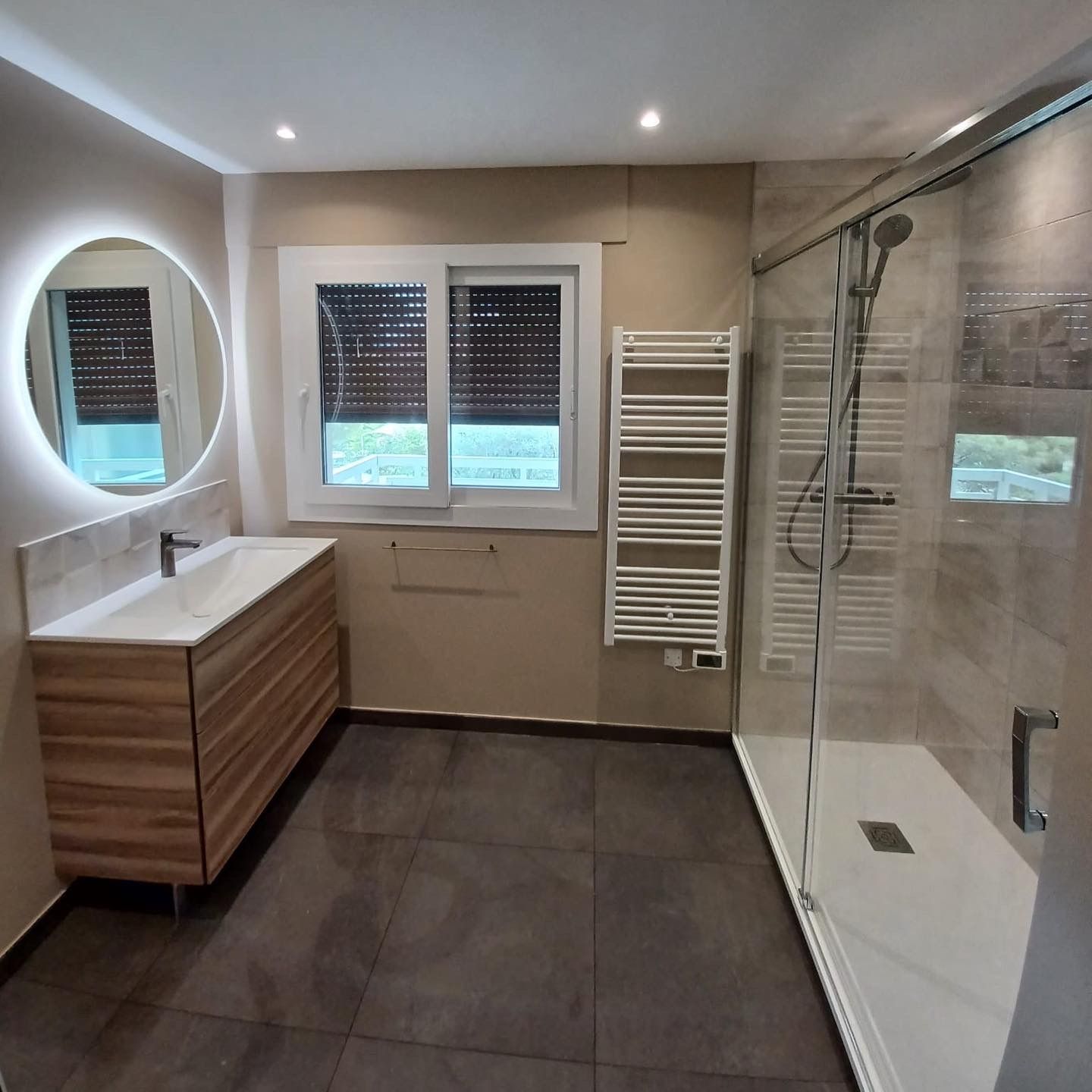 MAÇONNERIE 
Dépose soignée et évacuation des meubles CUISINE et OFFICE placards et électroménager cumulus ainsi que la chape carrelage
Dépose soignée et évacuation cloison parpaing ou brique de la chambre ainsi que les portes cadres et  placard
Fourniture et pose porte plane chambre
Dépose soignée et évacuation des sanitaires et faience de la SALLE DE BAIN ainsi que la chape
Dépose soignée et évacuation de la faïence et sanitaire de la SALLE DE DOUCHE ainsi que la chape
Dépose soignée et évacuation de la faïence et sanitaire du TOILETTE ainsi que la chape, et le placard technique attenant
Fourniture et pose CHAPE et carrelage au choix SOL CUISINE, OFFICE, TOILETTE, SDD, SDB
Fourniture et pose carrelage au sol  CHAMBRE 
PONÇAGE SOL MARBRE ENTRÉE, SÉJOUR, CHAMBRE effectue un ponçage en quatre couches, à granulométrie croissante , et vous propose une finition au choix : mate, satinée, brillante.
PLOMBERIE
 Fourniture et installation chauffe-eau électrique Plus stéatite vertical mural style ATLANTIC avec son groupe de sécurité et siphon
Fourniture et installation clarinette de répartition des eaux chaudes et froides à côté du cumulus
Fourniture et installation des alimentations eaux chaudes et froides de la cuisine et des salles de bains dans les faux plafonds ou le sol 
Fourniture et installation des vidanges des salles de bains et cuisine
Dépose et repose radiateurs
SALLE DE BAIN 
Fourniture et installation Baignoire rectangulaire En acrylique à poser ou à encastrer. Avec plage de robinetterie sur gorge. Epaisseur de plaque. Traitement de la surface externe par fibre de verre. Fond et bord renforcés.Receveur pleine masse à coller. Bonde inclue
Fourniture et installation Mitigeur bain-douche JOY chrome avec ensemble de douche + douchette Raindance 3 jet, flexible ISIFLEX et support de douchette
Fourniture et installation Toilette suspendu style Bâti-support autoportant DUOFIX avec csa plaque de déclenchement double touche SIGMA Blanche ainsi que le Pack WC suspendu RENOVA semi-caréné abattant frein de chute
Fourniture et installation meuble Lavabo style DELPHA origine chênes scie clair 3 tiroirs avec vasque céramique blanc brillant, pied carré, Siphon, Mitigeur REBRIS CoolStart, Miroir rond Oslo 
Fourniture et pose Faïences murales style au choix Remise en forme du faux plafond BA13
SALLE DE DOUCHE 
Fourniture et installation Receveur DAILLY'O Blanc Ardoise avec bonde Slim
Fourniture et installation colonne de douche style Showerpipe Crometta 
Fourniture et installation Meuble de salle de bain sous vasque Alterna PRIMEO  Blanc/Bois, avec vasque céramique, mitigeur et miroir et spot
Fourniture et pose Faïences murales style au choix Remise en forme du faux plafond BA13
TOILETTE ENTRÉE 
Fourniture et installation Meuble de salle de bain sous vasque Alterna PRIMEO  Blanc/Bois, avec vasque céramique, mitigeur et miroir et spot
Fourniture et installation Toilette suspendu style Bâti-support autoportant DUOFIX  avec sa plaque de déclenchement double touche SIGMA 01 Blanche ainsi que le Pack WC suspendu RENOVA semi-caréné abattant frein de chute
Fourniture et pose Faïences murales style au choix 
PEINTURE INTÉRIEUR 
PLAFOND Grattage et ouverture des fissures, pose enduits appropriés finition lisse, peinture plafond mat blanc
MURS Grattage et ouverture des fissures, pose enduits appropriés finition lisse peinture velouté couleur au choix
PORTES et RADIATEURS: Pose 2 couches de peinture couleur à l'identique y compris préparation
BENS DÉCO 06600 ANTIBES, France — Téléphone : 0625806760 e-mail : jerome.bens@wanadoo.fr SIRET : 48175006500023 
