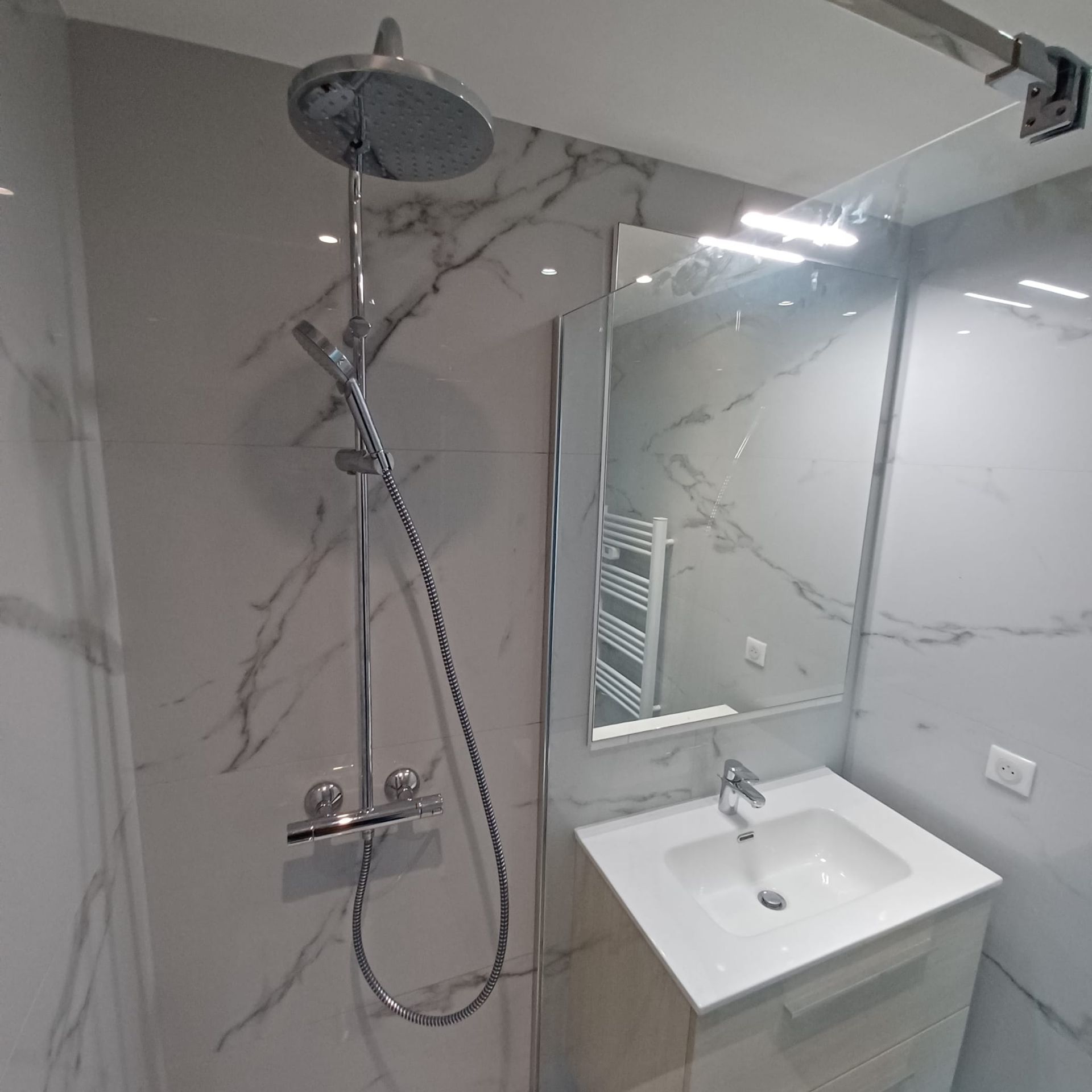 Rénovation Salle DE Bain
Dépose soignée et évacuation de la faïence et sanitaire et faux plafond, placard, murs de séparation couloir et chambre, portes et aussi le doublage de la porte fenêtre
Création d'une alimentation eau chaude et froide de la salle de bain en multi- couche : Départ de la nourrice sous le chauffe eau (voir répartition au niveau de la SDB) inclus le coffre ou goulotte apparence blanche
Remise à neuf de l'évacuation PVC des sanitaires
Fourniture et installation prises électrique dans la chambre et SDB
Fourniture et installation 6 spots leds 
Fourniture et installation 2 arrivée électrique applique miroir
Création d'un faux plafond BA13 hydrofuge
Fourniture et pose BA13 hydrofuge Murs de la SDB
Fourniture et pose cloison BA13 sur armature acier avec isolation thermique pour séparation chambre SDB
Fourniture et fixation au mur porte double avec montant bois et charnière, création d'un mur carreau de plâtre
Installation des 2 portes existantes préalablement démontées Fourniture et installation VMC simple flux 
Création d'une chape pour coin baignoire et douche en mortier avec Receveur Rec One Blanc avec bonde et grille carré
Fourniture et pose faïence espace bain douche style Banwolf Licata bleu Vetro
Fourniture et pose carrelage sol dans la SDB style aspect ciment 
Fourniture et installation baignoire ilot ovale style ELISA  avec trop plein finition blanc brillant
Fourniture et installation Mitigeur bain-douche JOY chrome avec ensemble de douche + douchette Raindance S 120 3 jet, flexible ISIFLEX et support de douchette
Fourniture et installation Paroi Douche style Solva Pro walk in 150 verre 8mm profilés argent brillant
Fourniture et installation Sèche-serviettes électrique programmable Alterna 750W + soufflerie 1000W tube rond 
Fourniture et installation Colonne de douche style Showerpipe Crometta S 240 Mitigeur Thermostatique Douche Chrome
Fourniture et installation de 2 Vasques rondes à poser en blanc brillant avec 2 mitigeurs lavabo Joy chrome
Installation meuble lavabo avec 2 miroirs Installation meuble chambre
Fourniture et pose peinture mat ou velouté sur le plafond et murs SDB et Chambre
                                                                                                                        BENS DÉCO — 06600 ANTIBES, France — Téléphone : 0625806760  e-mail : jerome.bens@wanadoo.fr  SIRET : 48175006500023