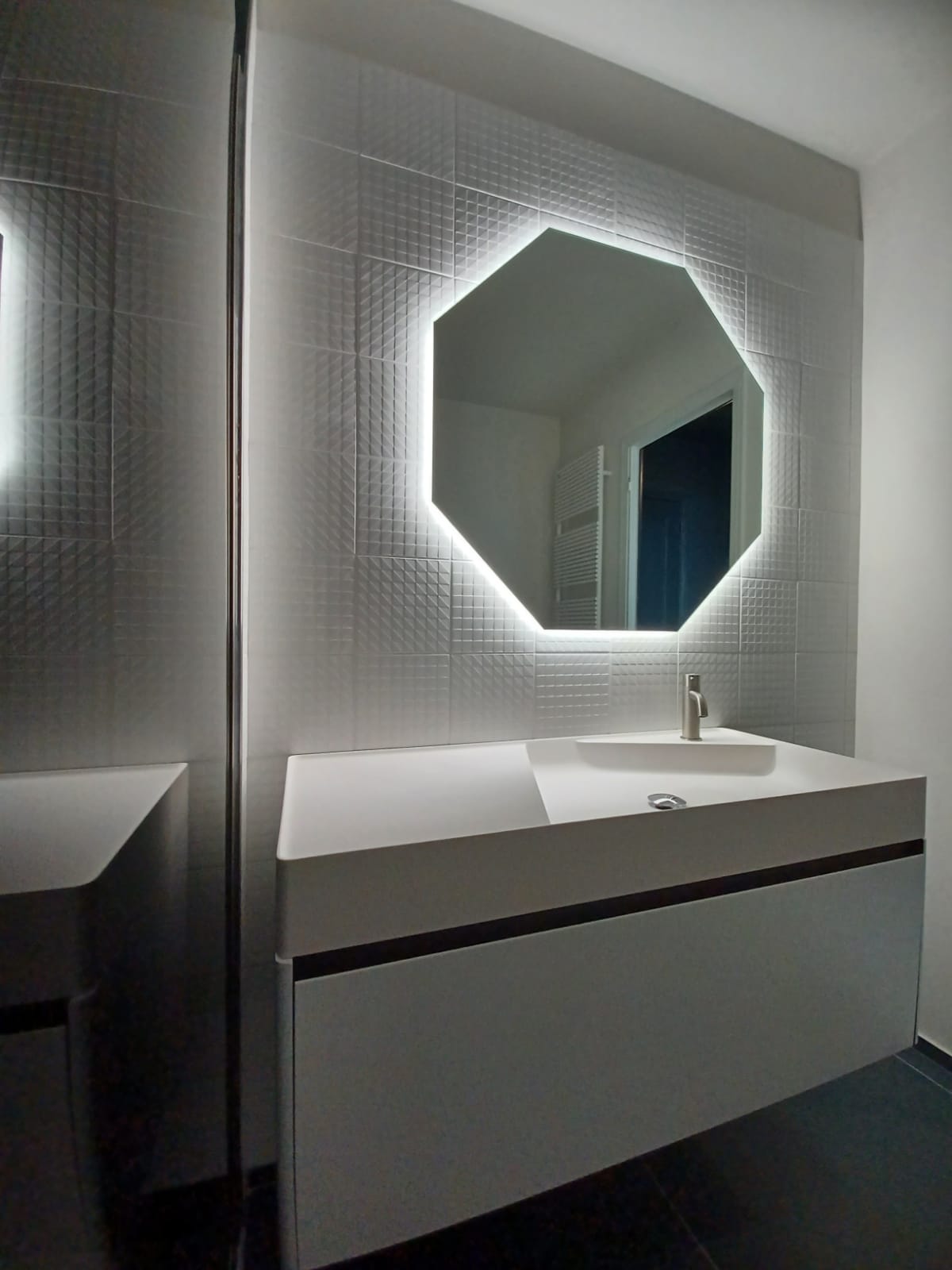 Actu Chantier BENS DÉCO 
Travaux de Rénovation Appartement studio à #villeneuveloubet , Alpes Maritimes. 
- rénovation générale, création salle de bain toilette :
.Dépose baignoire lavabo bidet toilette.
.Pose bac à douche pleine masse blanc.
.Robinetterie encastré avec tête de douche.
.Paroi verre fumé noir.
.Toilette suspendu avec sa douchette intime plaque de déclenchement.
.Lavabo blanc mat avec Mitigeur.
.Miroir hexagonal lumière led.
.Sèche serviette blanc mat.
Matériel, fournitures haut de gamme ( #villeroyboch , #gessi ) pose finition professionnelle. 
. Carrelage grès cérame sol et une partie murs - blue pétrole mat - et faïences blanc mat avec motif. 
. Meuble lavabo laqué blanco avec vasque
. Miroir hexagonal 
. Tirroir lavabo
. Paroie de douche verre Gris
. Châssis acier brossé traitement anti calcaire
. Mitigeur de douche encastrée thermostatique, set de douche et fixation, tête de douche.
. Sèche serviette blanc électrique
#BensDéco #rénovation #Antibes #France
Entreprise Bens Déco Rénovation
Rénovation Générale - Coordination Travaux Seconds Œuvres. Maisons & Appartements & Commerces, Antibes Alpes Maritimes.
