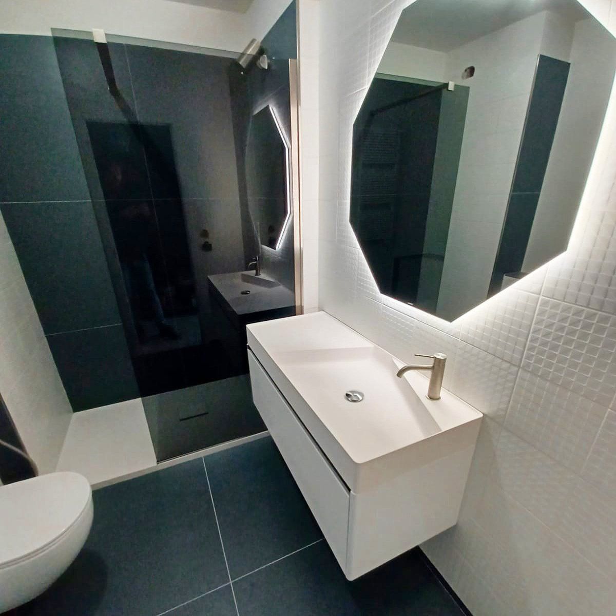 MAÇONNERIE 
Dépose soignée et évacuation des meubles CUISINE et OFFICE placards et électroménager cumulus ainsi que la chape carrelage
Dépose soignée et évacuation cloison parpaing ou brique de la chambre ainsi que les portes cadres et  placard
Fourniture et pose porte plane chambre
Dépose soignée et évacuation des sanitaires et faience de la SALLE DE BAIN ainsi que la chape
Dépose soignée et évacuation de la faïence et sanitaire de la SALLE DE DOUCHE ainsi que la chape
Dépose soignée et évacuation de la faïence et sanitaire du TOILETTE ainsi que la chape, et le placard technique attenant
Fourniture et pose CHAPE et carrelage au choix SOL CUISINE, OFFICE, TOILETTE, SDD, SDB
Fourniture et pose carrelage au sol  CHAMBRE 
PONÇAGE SOL MARBRE ENTRÉE, SÉJOUR, CHAMBRE effectue un ponçage en quatre couches, à granulométrie croissante , et vous propose une finition au choix : mate, satinée, brillante.
PLOMBERIE
 Fourniture et installation chauffe-eau électrique Plus stéatite vertical mural style ATLANTIC avec son groupe de sécurité et siphon
Fourniture et installation clarinette de répartition des eaux chaudes et froides à côté du cumulus
Fourniture et installation des alimentations eaux chaudes et froides de la cuisine et des salles de bains dans les faux plafonds ou le sol 
Fourniture et installation des vidanges des salles de bains et cuisine
Dépose et repose radiateurs
SALLE DE BAIN 
Fourniture et installation Baignoire rectangulaire En acrylique à poser ou à encastrer. Avec plage de robinetterie sur gorge. Epaisseur de plaque. Traitement de la surface externe par fibre de verre. Fond et bord renforcés.Receveur pleine masse à coller. Bonde inclue
Fourniture et installation Mitigeur bain-douche JOY chrome avec ensemble de douche + douchette Raindance 3 jet, flexible ISIFLEX et support de douchette
Fourniture et installation Toilette suspendu style Bâti-support autoportant DUOFIX avec csa plaque de déclenchement double touche SIGMA Blanche ainsi que le Pack WC suspendu RENOVA semi-caréné abattant frein de chute
Fourniture et installation meuble Lavabo style DELPHA origine chênes scie clair 3 tiroirs avec vasque céramique blanc brillant, pied carré, Siphon, Mitigeur REBRIS CoolStart, Miroir rond Oslo 
Fourniture et pose Faïences murales style au choix Remise en forme du faux plafond BA13
SALLE DE DOUCHE 
Fourniture et installation Receveur DAILLY'O Blanc Ardoise avec bonde Slim
Fourniture et installation colonne de douche style Showerpipe Crometta 
Fourniture et installation Meuble de salle de bain sous vasque Alterna PRIMEO  Blanc/Bois, avec vasque céramique, mitigeur et miroir et spot
Fourniture et pose Faïences murales style au choix Remise en forme du faux plafond BA13
TOILETTE ENTRÉE 
Fourniture et installation Meuble de salle de bain sous vasque Alterna PRIMEO  Blanc/Bois, avec vasque céramique, mitigeur et miroir et spot
Fourniture et installation Toilette suspendu style Bâti-support autoportant DUOFIX  avec sa plaque de déclenchement double touche SIGMA 01 Blanche ainsi que le Pack WC suspendu RENOVA semi-caréné abattant frein de chute
Fourniture et pose Faïences murales style au choix 
PEINTURE INTÉRIEUR 
PLAFOND Grattage et ouverture des fissures, pose enduits appropriés finition lisse, peinture plafond mat blanc
MURS Grattage et ouverture des fissures, pose enduits appropriés finition lisse peinture velouté couleur au choix
PORTES et RADIATEURS: Pose 2 couches de peinture couleur à l'identique y compris préparation
BENS DÉCO 06600 ANTIBES, France — Téléphone : 0625806760 e-mail : jerome.bens@wanadoo.fr SIRET : 48175006500023 
