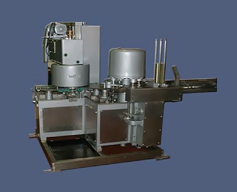 Una máquina está colocada encima de una mesa sobre un fondo azul.