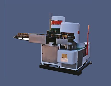 Una máquina está sentada sobre una mesa con un fondo azul.