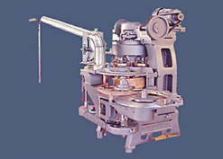 Una máquina está sentada sobre una mesa con un fondo azul.