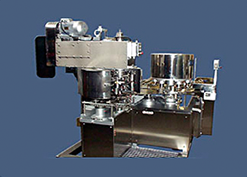 Una máquina de acero inoxidable está colocada sobre una superficie azul.