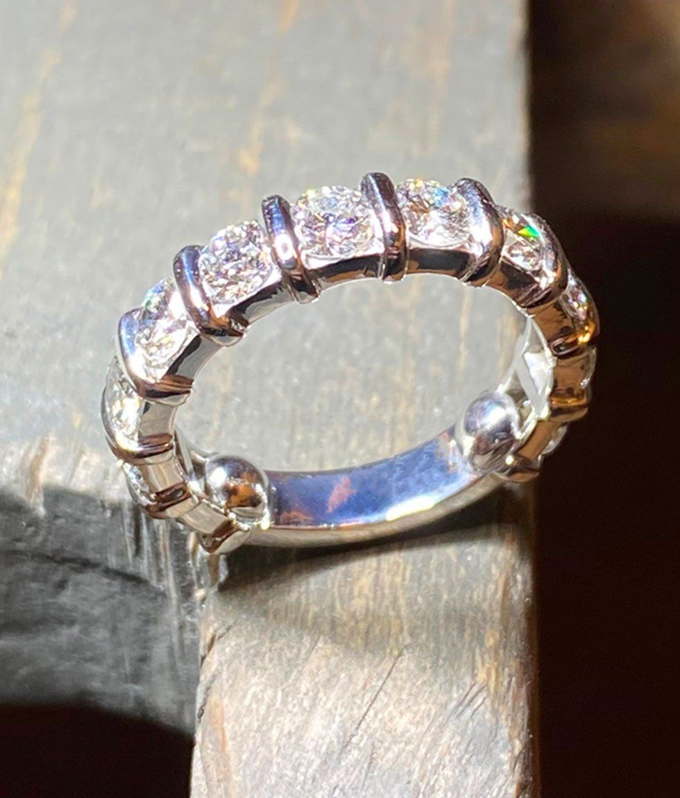 Bague en diamant avec cinq diamants ronds sertis dans une bande en argent.