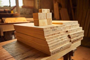 Geschnittenes Holz für Zimmermannsarbeit