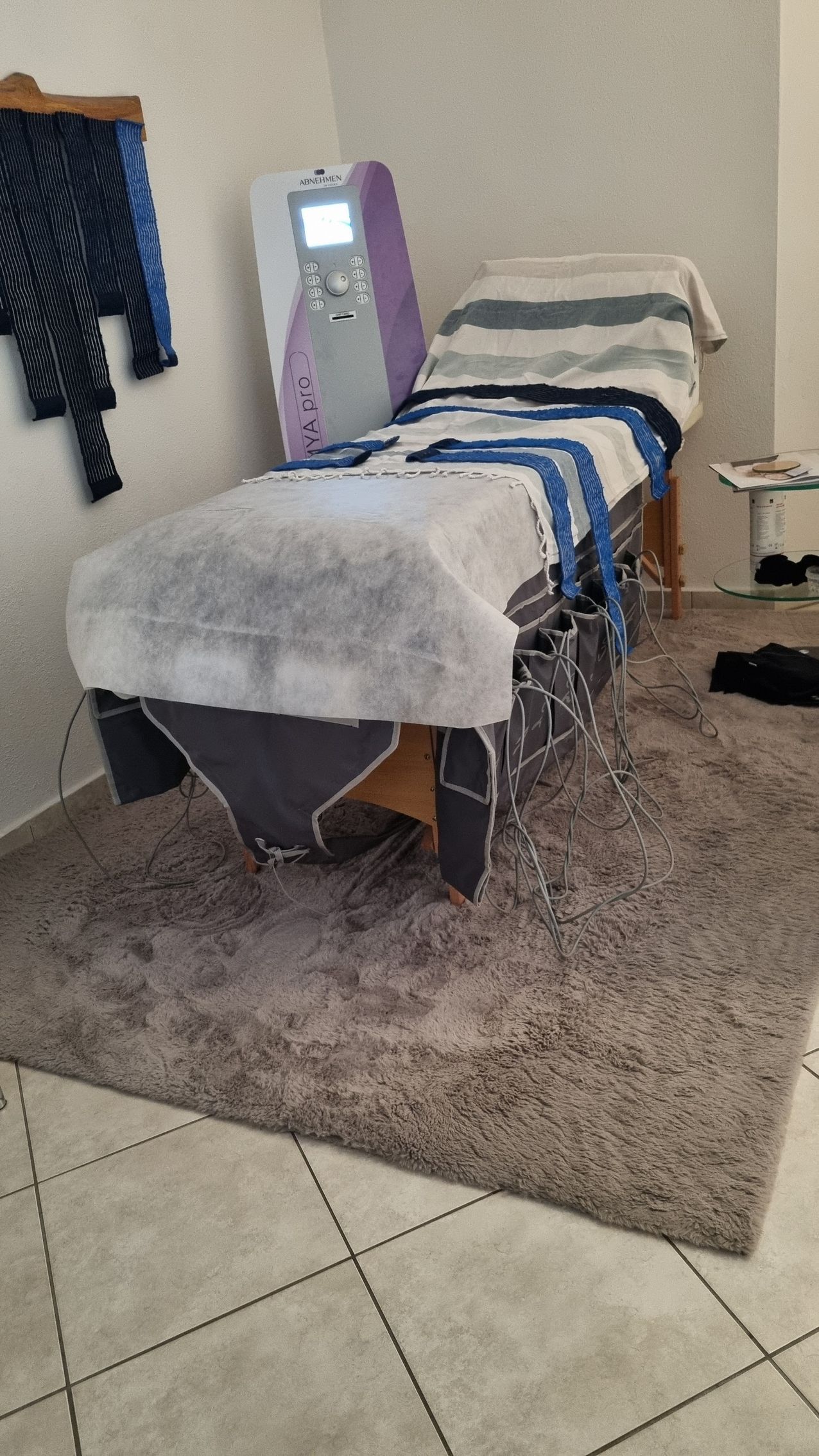 Behandlungszimmer mit einer Liege von Abnehmen im Liegen