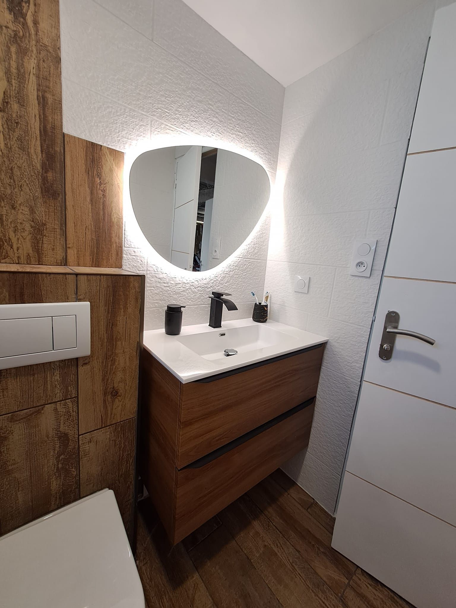 Un miroir dans une salle de bains.