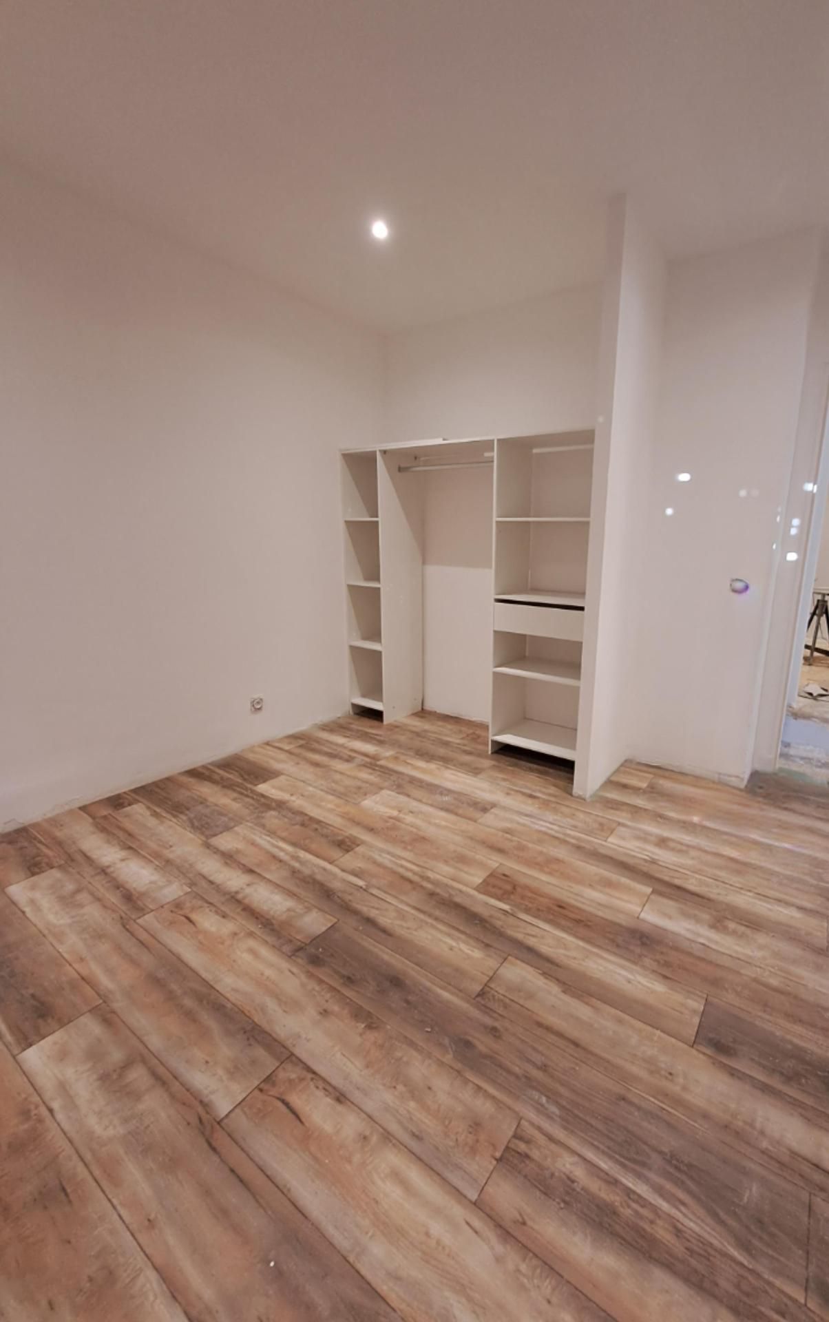 Un dressing et un parquet marron.