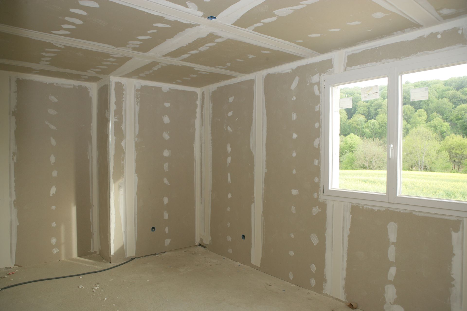 Une pièce de maison en chantier.