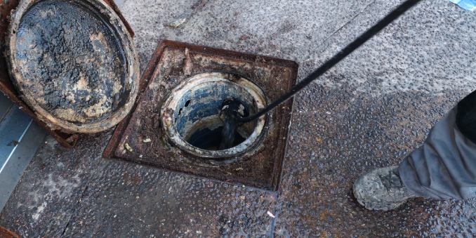 Vidange de fosse septique pendant