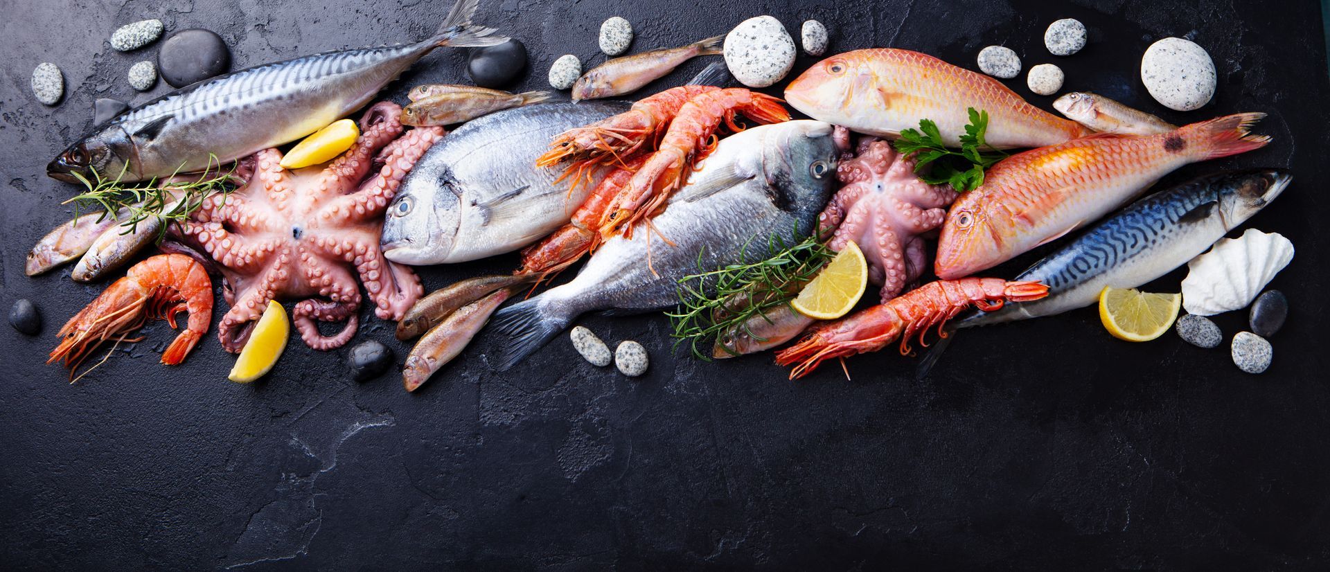 Image de diverses sortes de poissons positionnés sur une ardoise
