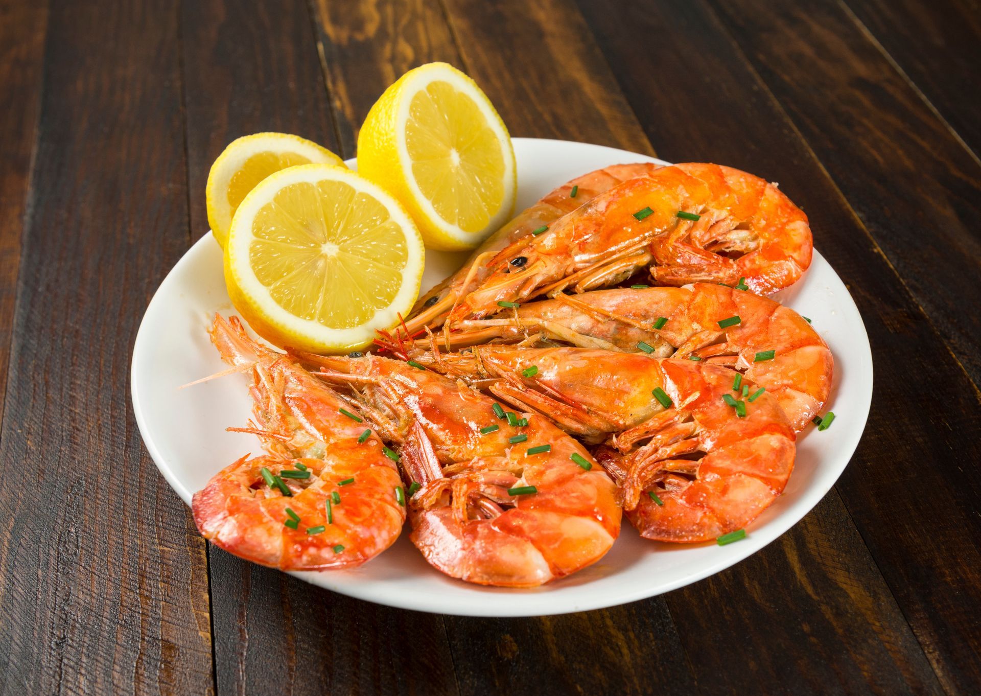 Plats de gambas saupoudrées de persil