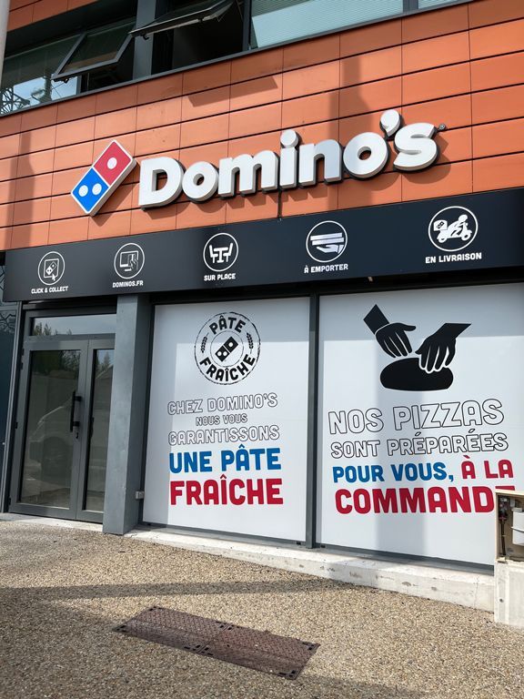 Décoration de vitrine Domino's Pizza
