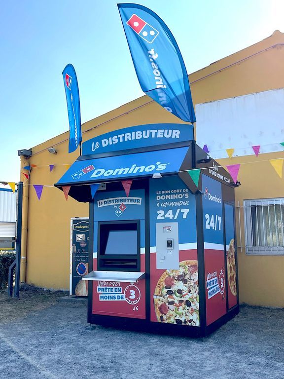 Décoration d'un bloc vitrine Domino's Pizza