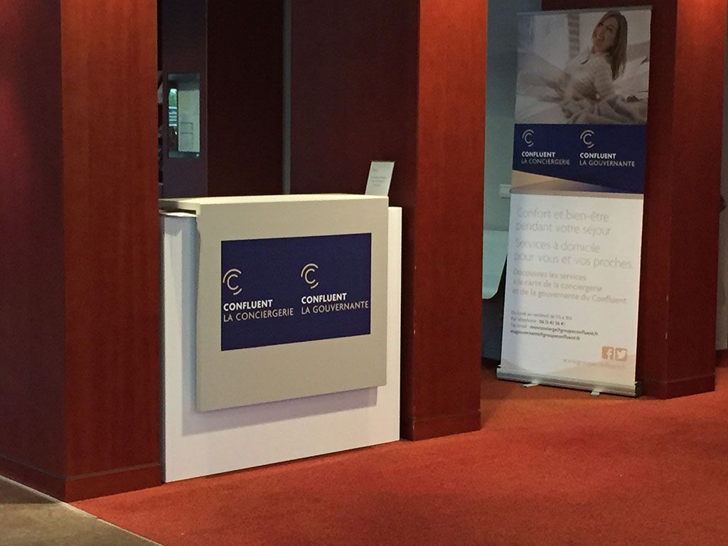 Décoration d'une petite vitrine intérieure de l'Hôpital privé du Confluent