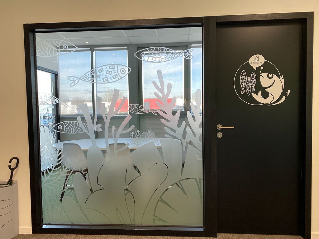 décoration de bureau sur paroi vitrée