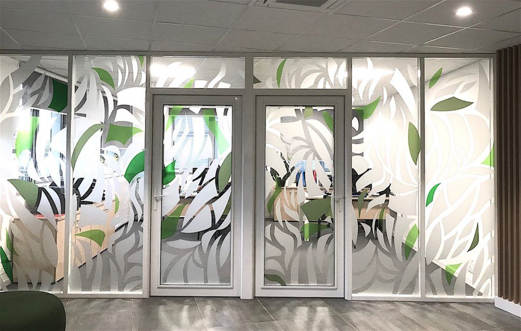 Décoration de bureau sur paroi vitrée