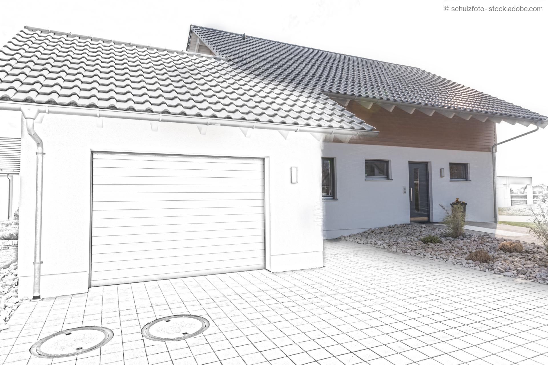 Übergang von einer Skizze zum Foto von einem Haus