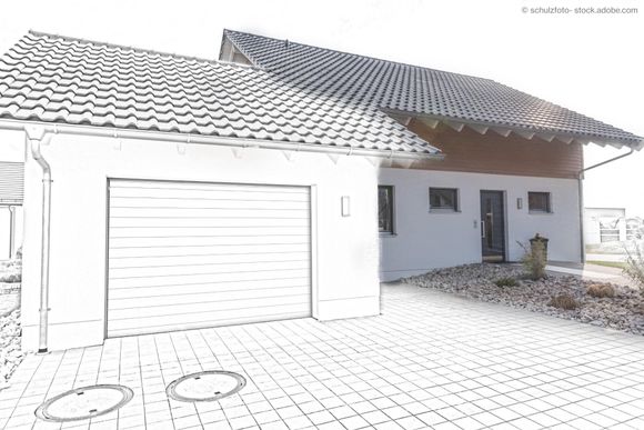 Übergang von einer Skizze zum Foto von einem Haus